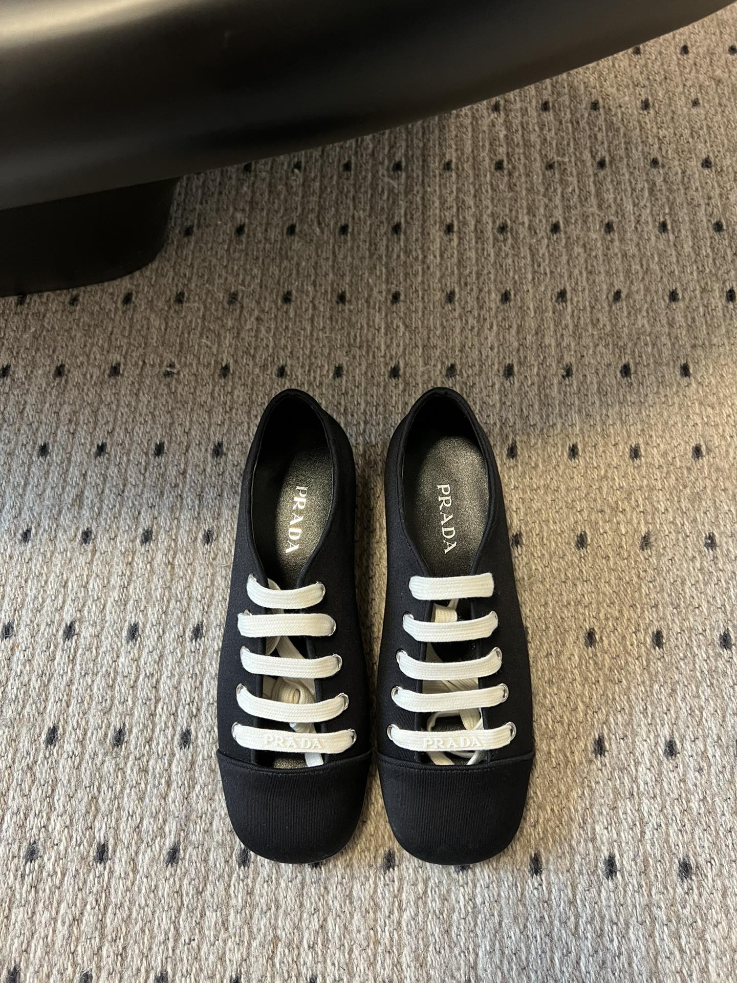 NO:384701,Original development and purchasing grade Prada 25ss new Prada strap hollow shoelaces Mary Zhen thick heels This fashionable high heels are made of imported pure cotton cloth special encrypted weaving method, without tongue hollow design and lace embellishment, highlighting the retro and fashionable style. Upper imported twill pure cotton fabric, inner mixed-bred sheepskin inner sole Italian genuine leather sole (original open molding injection molding) Size 35-39 (40.41 customization without return and exchange), single shoes, prada, prada, mary jane, high heels, sheepskin19860909原版开发代购级 普拉达25 ss新款Prada绑带镂空鞋带玛丽珍粗跟单鞋 这款时尚的高跟鞋采用进口纯棉布特殊加密织法制成,无鞋舌镂空设计加鞋带点缀,彰显复古时尚风范. 鞋面进口斜纹纯棉布 内里混种羊皮内里 鞋底意大利真皮鞋底（原版开模注塑） 码数35-39（40.41定制不退换）,单鞋,prada,prada,mary jane,high heels,sheepskin,Women's Shoes