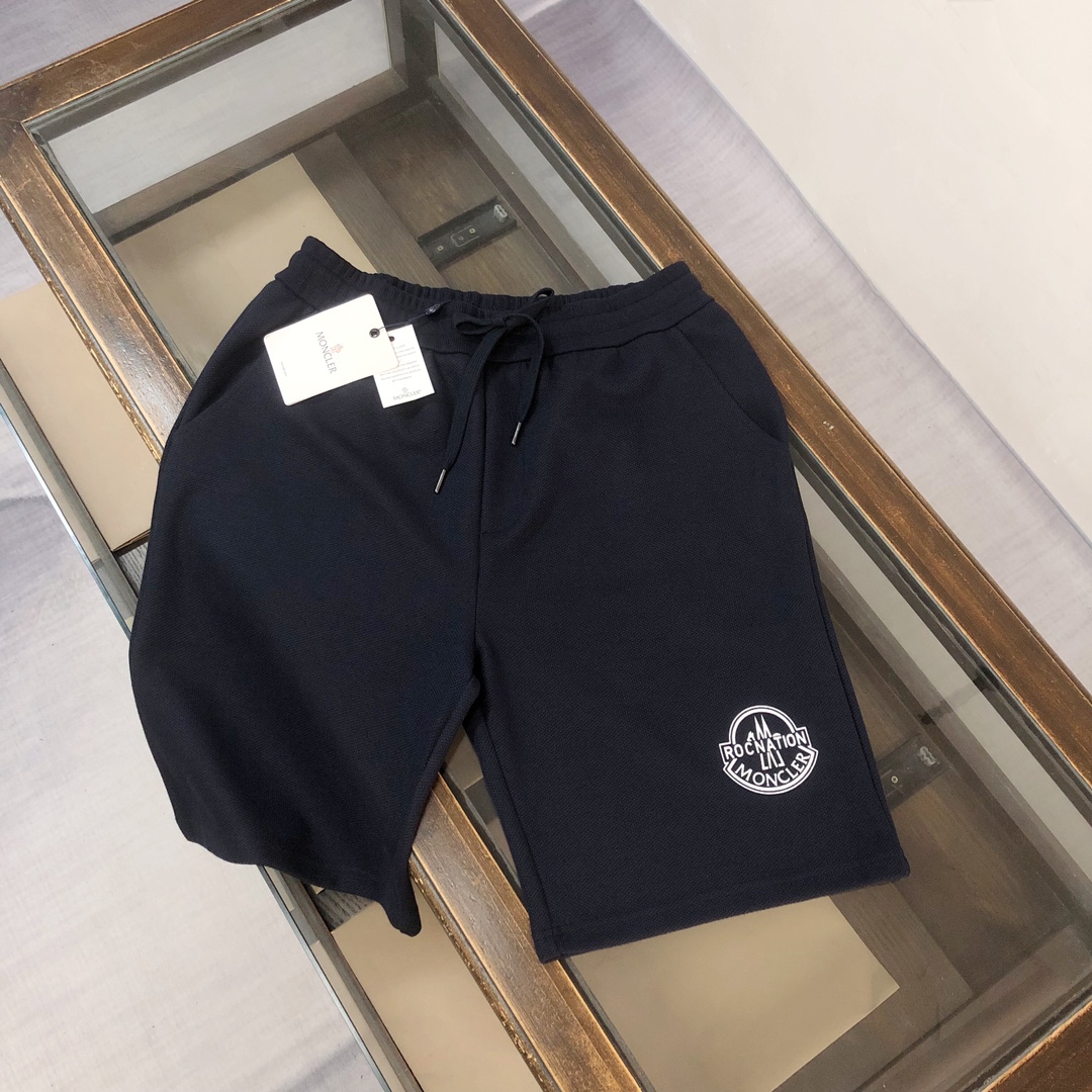 PZD CMONCLER 蒙口 夏季新款立体字母印花logo短裤 蒙口品牌，以精湛的工艺和独特的设计，赢得了广大消费者的喜爱。客供定制面料，使得穿着更加舒适透气，宽松的版型设计，适合各种体型，让你在炎炎夏日也能感受到清凉与自在。这款T恤不仅时尚美观，还具有很高的实用性，是夏季衣橱里不可或缺的单品。\n颜色：黑色 白色 宝蓝色\n尺码：S M L XL（宽松版型 下单请报身高体重）