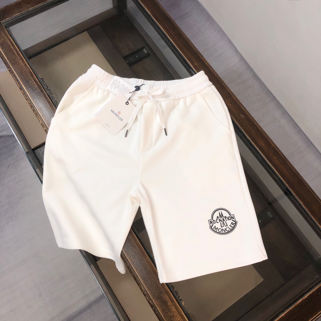 PZD CMONCLER 蒙口 夏季新款立体字母印花logo短裤 蒙口品牌，以精湛的工艺和独特的设计，赢得了广大消费者的喜爱。客供定制面料，使得穿着更加舒适透气，宽松的版型设计，适合各种体型，让你在炎炎夏日也能感受到清凉与自在。这款T恤不仅时尚美观，还具有很高的实用性，是夏季衣橱里不可或缺的单品。\n颜色：黑色 白色 宝蓝色\n尺码：S M L XL（宽松版型 下单请报身高体重）