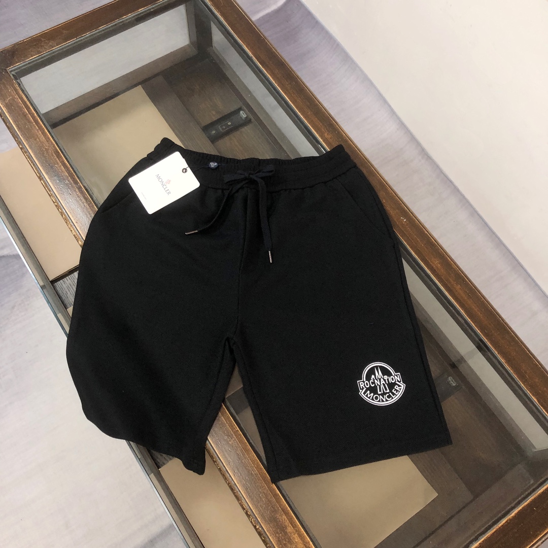 CMONCLER 蒙口 夏季新款立体字母印花logo短裤 蒙口品牌，以精湛的工艺和独特的设计，赢得了广大消费者的喜爱。客供定制面料，使得穿着更加舒适透气，宽松的版型设计，适合各种体型，让你在炎炎夏日也能感受到清凉与自在。这款T恤不仅时尚美观，还具有很高的实用性，是夏季衣橱里不可或缺的单品。\n颜色：黑色 白色 宝蓝色\n尺码：S M L XL（宽松版型 下单请报身高体重）