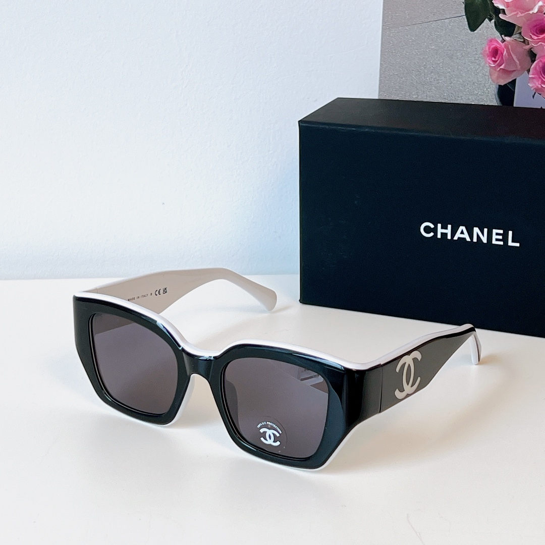  新品拼色墨镜
CHANEL 度假神器⛱️
MOD： 6068
SIZE：51口22-135
🔝🔝