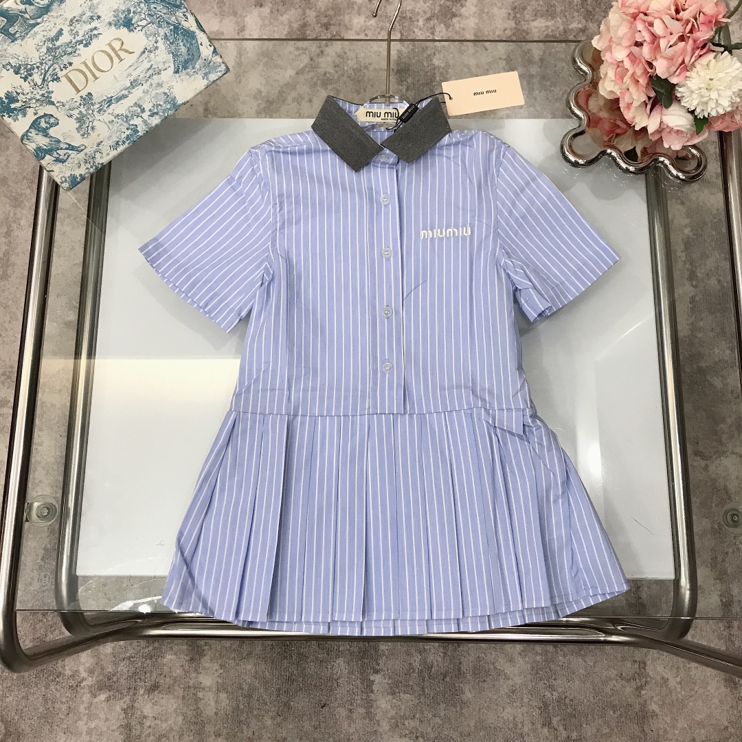 NO:210647,[Spot shipment] MIUMIU Limited series Small lapel dress Exquisite style Small logo embroidery on the chest Color combination ~ Small lapel gray tone splicing fresh light blue stripes Soft and comfortable, skin-friendly and not tied, excellent upper body effect, a must-have artifact for the princess~ size size--120-130-140-150 [CM] Counter packaging 70, clothes, miumiu, skirts,19860909【现货发】   MIUMIU 限定系列 小翻领连衣裙 精致款 胸前小logo刺绣 拼色系～小翻领灰色调拼接清新浅蓝色条纹 柔顺舒适 亲肤不扎 上身效果极好 公主的必备神器～  size尺码--120-130-140-150【CM】 专柜包装70,衣服,miumiu,skirts,,Children's
