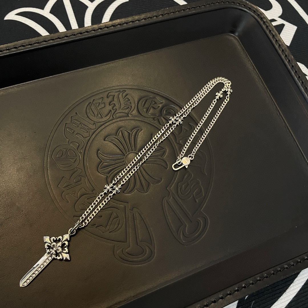 NO:104861,New [Counter Quality] Chrome Hearts Croxin Classic retro side cross necklace Sword pendant Different pattern design styles with concave and convex shapes present uniqueness Cross Scout flowers are Croxin's ambitions, so they last longer. Genuine version Chrome Hearts Croxin Difference to the market ordinary light version, match the quality of the version, look at the details of the letter printing, the degree of retro old gray oxygen. Seiko version!  !  !  Pure handmade ~ Authentic model opening must-have fashion and fashion, both men and women can wear it, same style for couples, original official website, rock punk style silver style, retro elements, trendy and versatile!  , jewelry boutique, chrome hearts, chrome hearts, necklace19860909新款【专柜品质】Chrome Hearts克罗心 经典复古侧身十字架项链 宝剑吊坠 凹凸造型不同的花纹设计风格 呈现出与众不同 十字架 童军花是克罗心的志 所以更经久不衰 正品打版Chrome Hearts克罗心 区别市场普通轻版 对版对标品质 看字印细节 复古做旧灰氧程度.精工版本！！！ 纯手工打造 ～正品开模潮流时尚必备 男女均可佩戴 情侣同款 官网原版 摇滚朋克泰银风格 复古元素 潮流百搭！,饰品精品,chrome hearts,chrome hearts,necklace,Jewelry