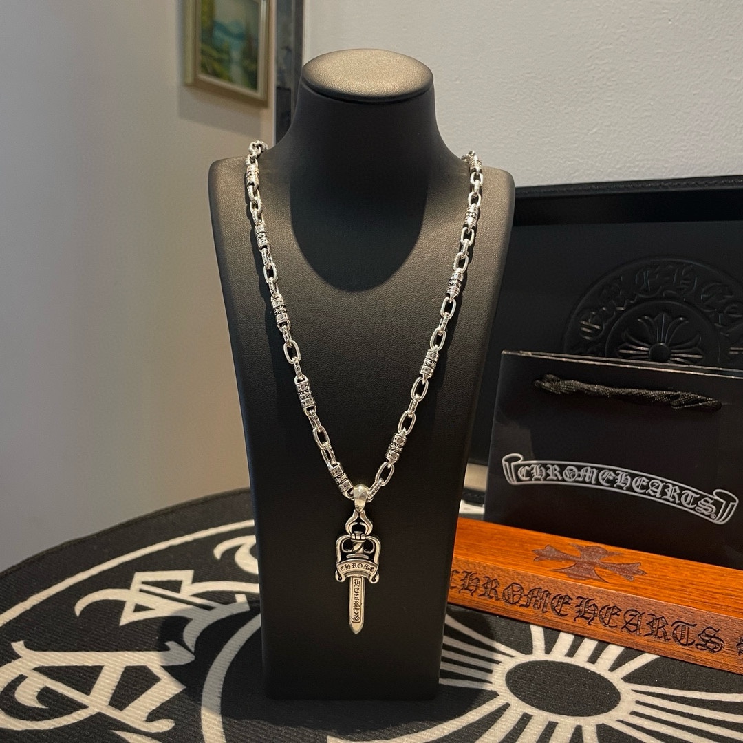 NO:104862,New [Counter Quality] Chrome Hearts Croxin Classic retro multi-element necklace Sword pendant Different pattern design styles with concave and convex shapes present uniqueness Cross Scout flowers are Croxin's ambitions, so they last longer. Genuine version of Chrome Hearts Croxin Difference on the market ordinary light version, match the quality of the version, look at the details of the letter printing, the degree of retro old gray oxygen. Seiko version!  !  !  Pure handmade ~ Authentic model opening must-have fashion and fashion, both men and women can wear it, same style for couples, original official website, rock punk style silver style, retro elements, trendy and versatile!  , jewelry boutique, chrome hearts, chrome hearts, necklace19860909新款【专柜品质】Chrome Hearts克罗心 经典复古多元素项链 宝剑吊坠 凹凸造型不同的花纹设计风格 呈现出与众不同 十字架 童军花是克罗心的志 所以更经久不衰 正品打版Chrome Hearts克罗心 区别市场普通轻版 对版对标品质 看字印细节 复古做旧灰氧程度.精工版本！！！ 纯手工打造 ～正品开模潮流时尚必备 男女均可佩戴 情侣同款 官网原版 摇滚朋克泰银风格 复古元素 潮流百搭！,饰品精品,chrome hearts,chrome hearts,necklace,Jewelry