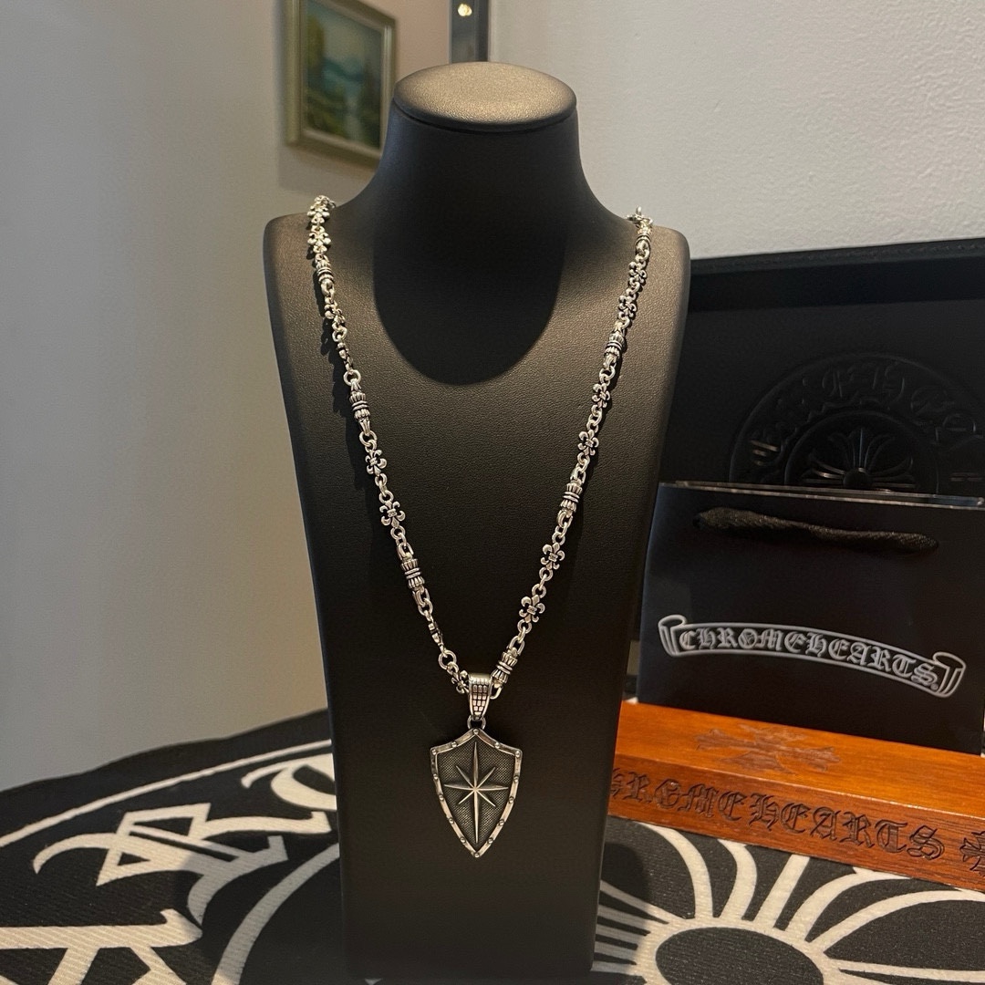 NO:104864,New [Counter Quality] Chrome Hearts Croxin Classic retro necklace Personalized shield pendant Different pattern design styles with concave and convex shapes present uniqueness Cross Scout flowers are Croxin's ambitions, so they last longer. Genuine version of Chrome Hearts Croxin Difference to the market ordinary light version, match the quality of the version, look at the details of the letter printing, the degree of retro old gray oxygen. Seiko version!  !  !  Pure handmade ~ Authentic model opening must-have fashion and fashion, both men and women can wear it, same style for couples, original official website, rock punk style silver style, retro elements, trendy and versatile!  , jewelry boutique, chrome hearts, chrome hearts, necklace19860909新款【专柜品质】Chrome Hearts克罗心 经典复古项链 个性盾牌吊坠 凹凸造型不同的花纹设计风格 呈现出与众不同 十字架 童军花是克罗心的志 所以更经久不衰 正品打版Chrome Hearts克罗心 区别市场普通轻版 对版对标品质 看字印细节 复古做旧灰氧程度.精工版本！！！ 纯手工打造 ～正品开模潮流时尚必备 男女均可佩戴 情侣同款 官网原版 摇滚朋克泰银风格 复古元素 潮流百搭！,饰品精品,chrome hearts,chrome hearts,necklace,Jewelry