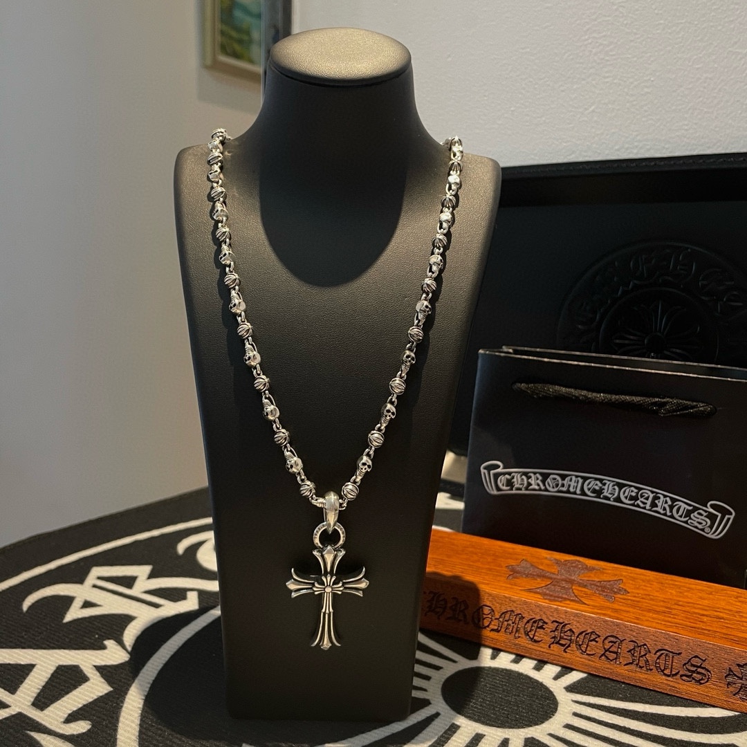 NO:104865,New [Counter Quality] Chrome Hearts Croxin Classic Retro Cross Flower Ball Skull Necklace Cross Pendant Different Concave and Convex Sculpture Design Styles Presenting Different Cross Scout Flowers are Croxin's ambitions, so they last longer. Genuine Chrome Hearts Croxin Difference to the market ordinary light version, match the quality of the version, look at the details of the letter printing, the degree of retro old gray oxygen. Seiko version!  !  !  Pure handmade ~ Authentic model opening must-have fashion and fashion, both men and women can wear it, same style for couples, original official website, rock punk style silver style, retro elements, trendy and versatile!  , jewelry boutique, chrome hearts, chrome hearts, necklace19860909新款【专柜品质】Chrome Hearts克罗心经典复古十字架花球骷髅头项链 十字架吊坠 凹凸造型不同的花纹设计风格 呈现出与众不同 十字架 童军花是克罗心的志 所以更经久不衰 正品打版Chrome Hearts克罗心 区别市场普通轻版 对版对标品质 看字印细节 复古做旧灰氧程度.精工版本！！！ 纯手工打造 ～正品开模潮流时尚必备 男女均可佩戴 情侣同款 官网原版 摇滚朋克泰银风格 复古元素 潮流百搭！,饰品精品,chrome hearts,chrome hearts,necklace,Jewelry