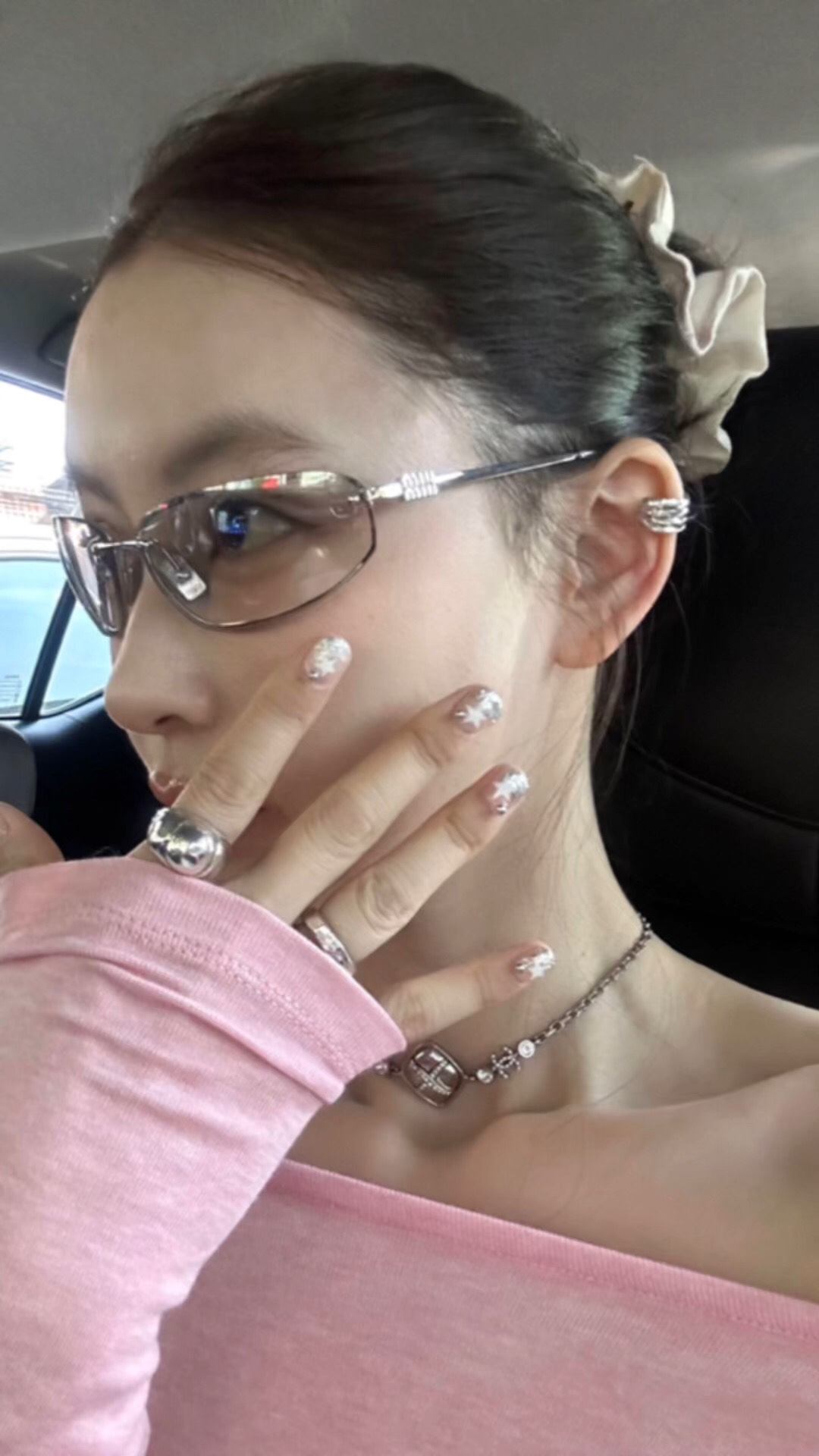Miumiu～千禧年辣妹回归\n时尚是轮回\nMiumiu独有的金属感与未来主义标志着Y2K风格的回归，也生动诠释了“时尚是轮回”这一亘古真理！