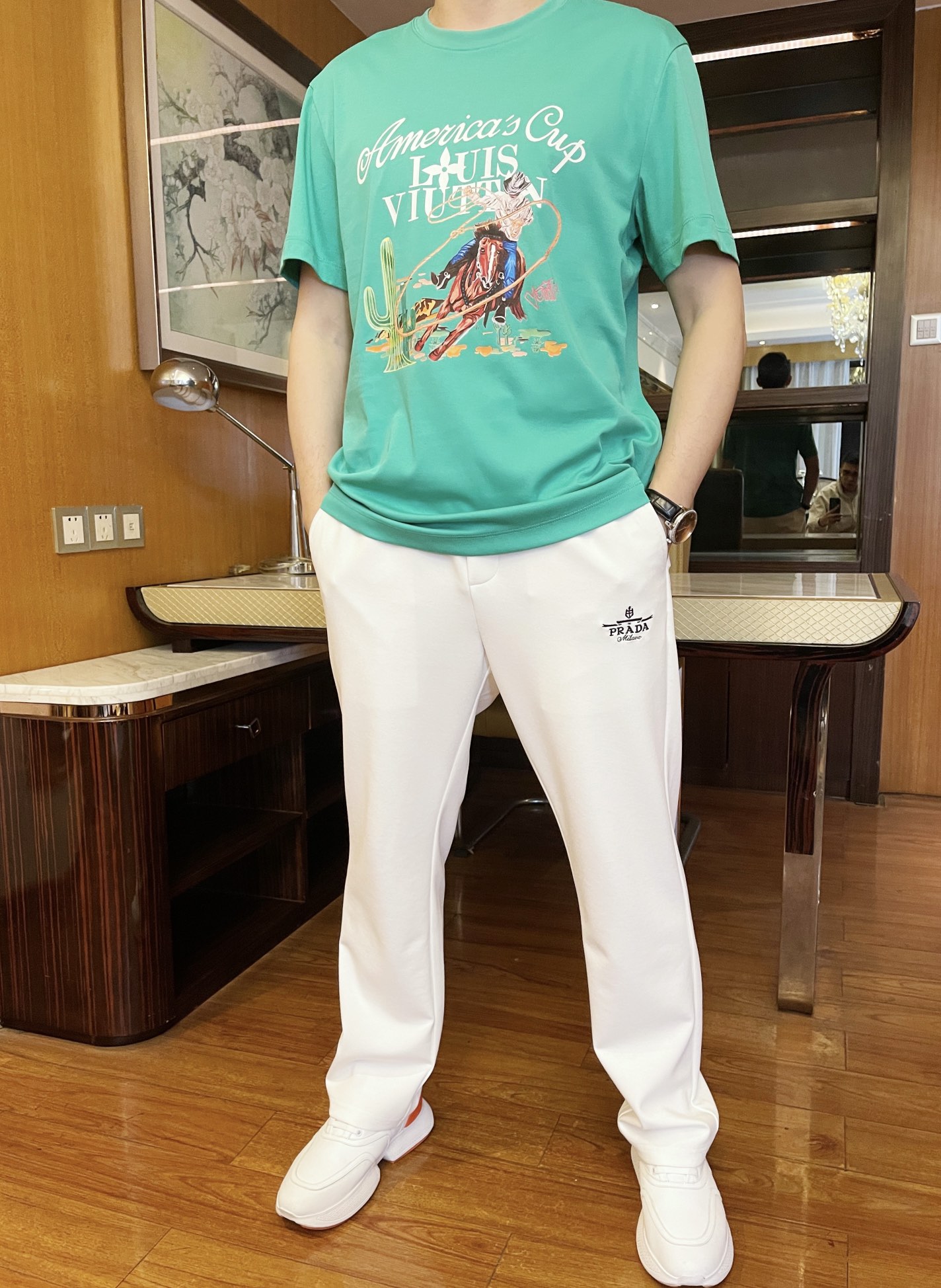普拉达-2025专柜最新爆款休闲裤出货 欧美专柜同步发售！精选意大利🇮🇹进口精棉面料搭配直筒收脚设计，前