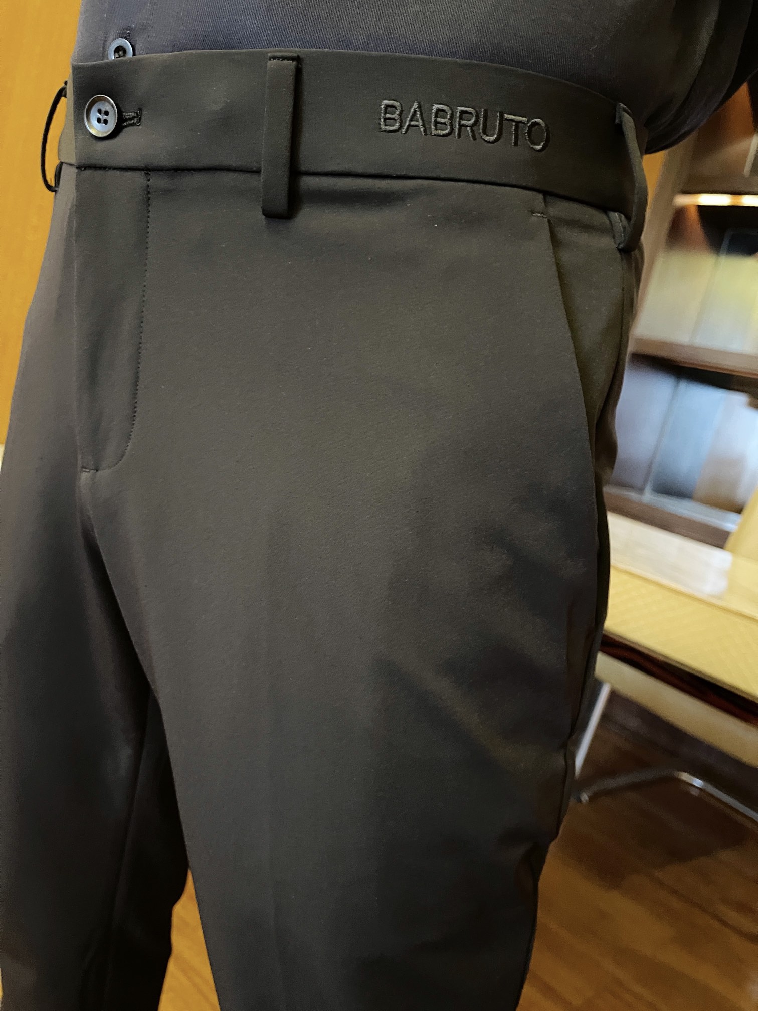 博柏利-2025专柜最新爆款休闲西裤黑色出货 欧美专柜热销单品！精选意大利🇮🇹进口天丝棉面料搭配直筒修身