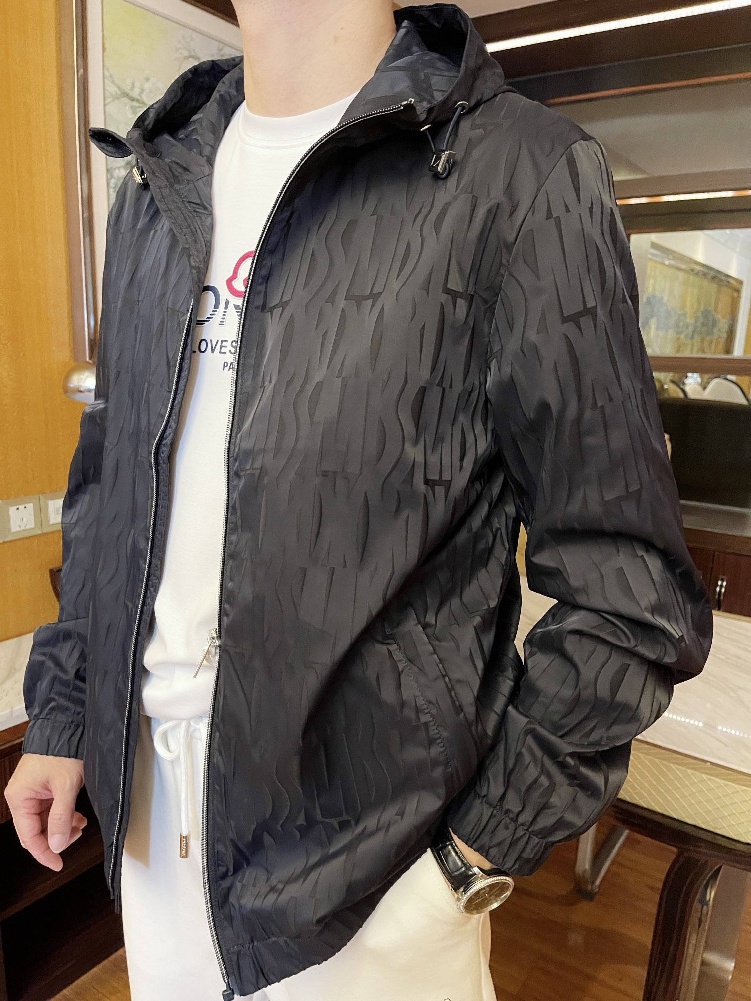 迪奥-2025专柜最新爆款连帽外套出货 欧美专柜同步发售！精选意大利🇮🇹进口聚酯纤维面料搭配最新的设计，