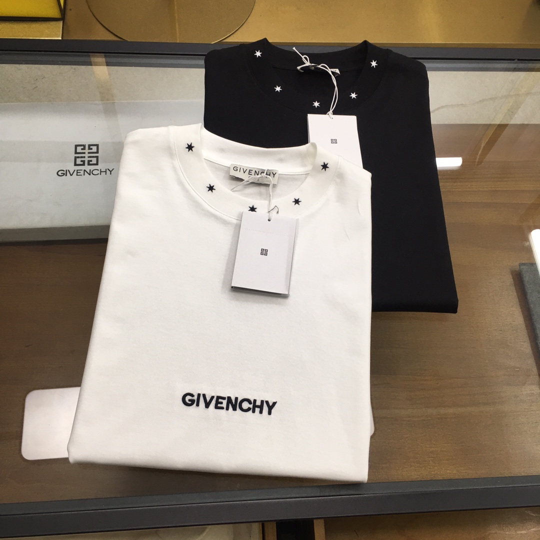 NO:118019,New product [GVC...] The latest short-sleeved round-neck T-shirt in the first spring and summer counter in 2025, high-end customization, avant-garde and fashionable design!  Brand logo heavy craft design, high-end customized mercerated cloud cotton fabric, soft feel, comfortable to wear, exquisite counter-level car line, fine workmanship, invincible and handsome upper body effect!  A must-have item for handsome men!  Color black white Number M-3XL, T-shirt,tees,t-shirt,alexander wang19860909新品【GVC...】 2025春夏首发专柜最新款短袖圆领T恤 高端订制 设计前卫时尚！品牌logo重工艺设计 高端定制丝光云朵棉面料.手感柔软.穿着舒适.专柜级别精致车线.做工精细.上身效果无敌帅气！型男必备单品！ 颜色黑色 白色 码数M-3XL,,T-shirt,tees，t-shirt,alexander wang,Men's clothing