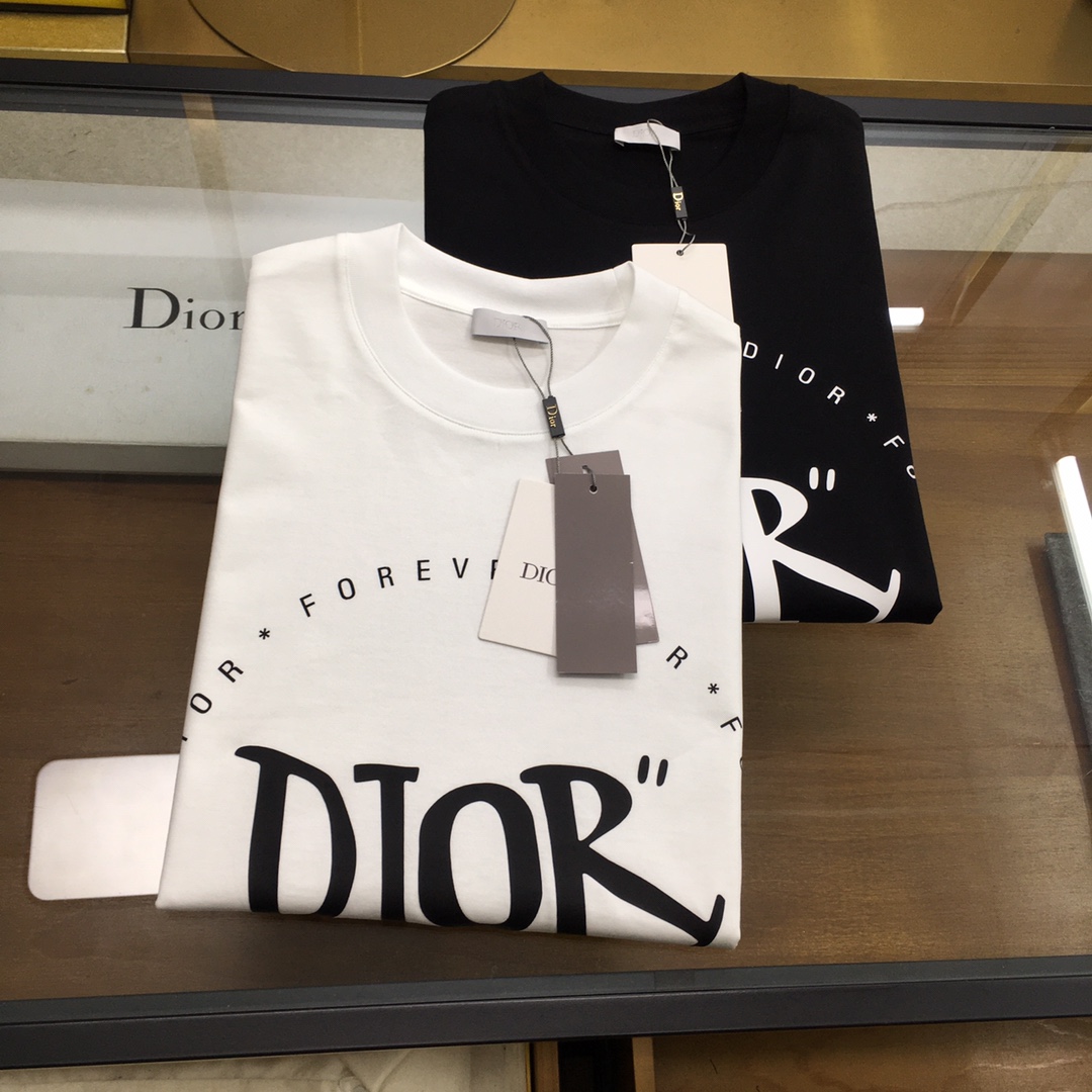 NO:118025,New product [Dio...r] The latest short-sleeved round-neck T-shirt in the first spring and summer counter in 2025, high-end customization, avant-garde and fashionable design!  Brand logo heavy craft design, high-end customized mercerated cloud cotton fabric, soft feel, comfortable to wear, exquisite counter-level car line, fine workmanship, invincible and handsome upper body effect!  A must-have item for handsome men!  Color black white Number M-3XL,,dior,T-shirt,tees,t-shirt,alexander wang19860909新品【Dio...r】 2025春夏首发专柜最新款短袖圆领T恤 高端订制 设计前卫时尚！品牌logo重工艺设计 高端定制丝光云朵棉面料.手感柔软.穿着舒适.专柜级别精致车线.做工精细.上身效果无敌帅气！型男必备单品！ 颜色黑色 白色 码数M-3XL,,dior,T-shirt,tees，t-shirt,alexander wang,Men's clothing