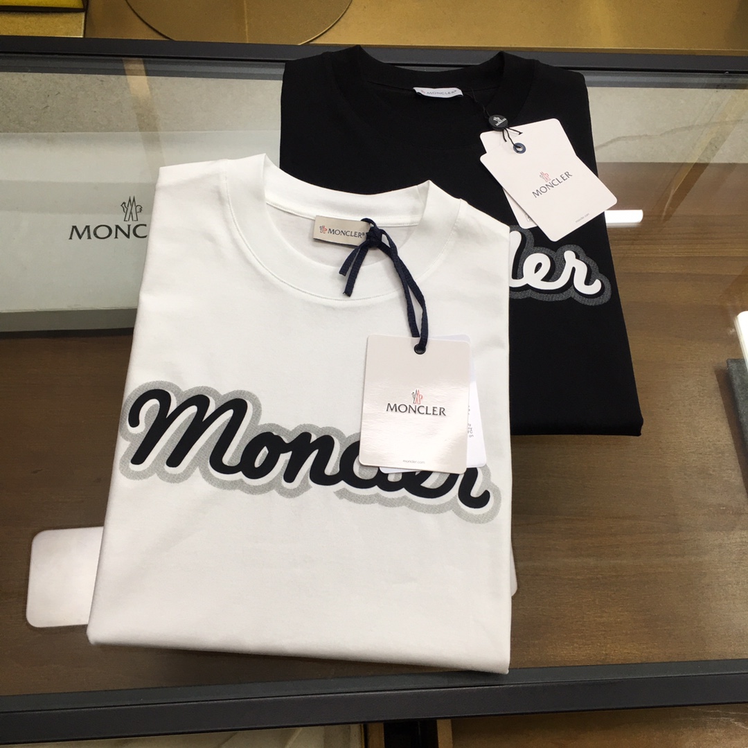 NO:118022,New product [Moncle...] The latest short-sleeved round-neck T-shirt in the first spring and summer counter in 2025, high-end customization, avant-garde and fashionable design!  Brand logo heavy craft design, high-end customized mercerated cloud cotton fabric, soft feel, comfortable to wear, exquisite counter-level car line, fine workmanship, invincible and handsome upper body effect!  A must-have item for handsome men!  Color black white Number M-3XL, christian louboutin, T-shirt,tees, t-shirt,alexander wang19860909新品【Moncle...】 2025春夏首发专柜最新款短袖圆领T恤 高端订制 设计前卫时尚！品牌logo重工艺设计 高端定制丝光云朵棉面料.手感柔软.穿着舒适.专柜级别精致车线.做工精细.上身效果无敌帅气！型男必备单品！ 颜色黑色 白色 码数M-3XL,,christian louboutin,T-shirt,tees，t-shirt,alexander wang,Men's clothing
