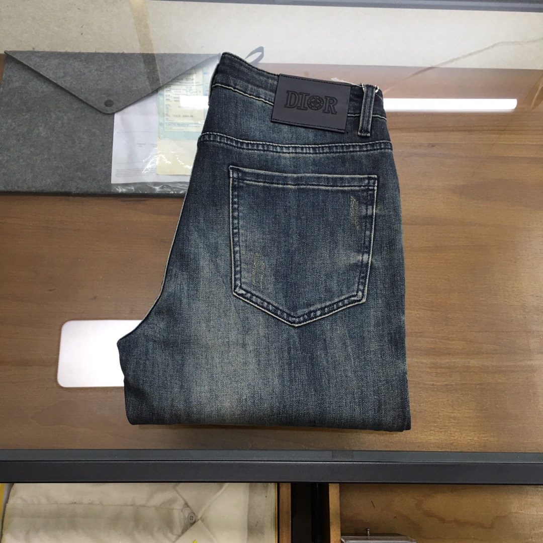 NO:118031,New product [Dio..r] 2025 spring and summer new style new men's jeans!  Trade-level OEM products are extremely rare. The exquisite and exquisite production process has reached the ultimate effect. Classic styles, original color cotton materials, and classic plain woven twill denim surfaces are woven by old-fashioned woven technology. They are soft, delicate, comfortable and breathable, and the original hardware accessories are washed with first-class texture!  Size 29-38,3537,dior,jeans,alexander wang19860909新品【Dio..r】 2025春夏新款 新款男士牛仔裤！ 贸易级别的代工品,数量极其稀少.精良精细的制作工艺程度已经达到极致效果.经典绝伦的款式,原色棉料,经典的平织斜纹牛仔布面经由老式梭织工艺机织.柔软细腻舒适透气,原版五金配件水洗,质感一流！尺码29-38,3537,,dior,jeans,alexander wang,Men's clothing
