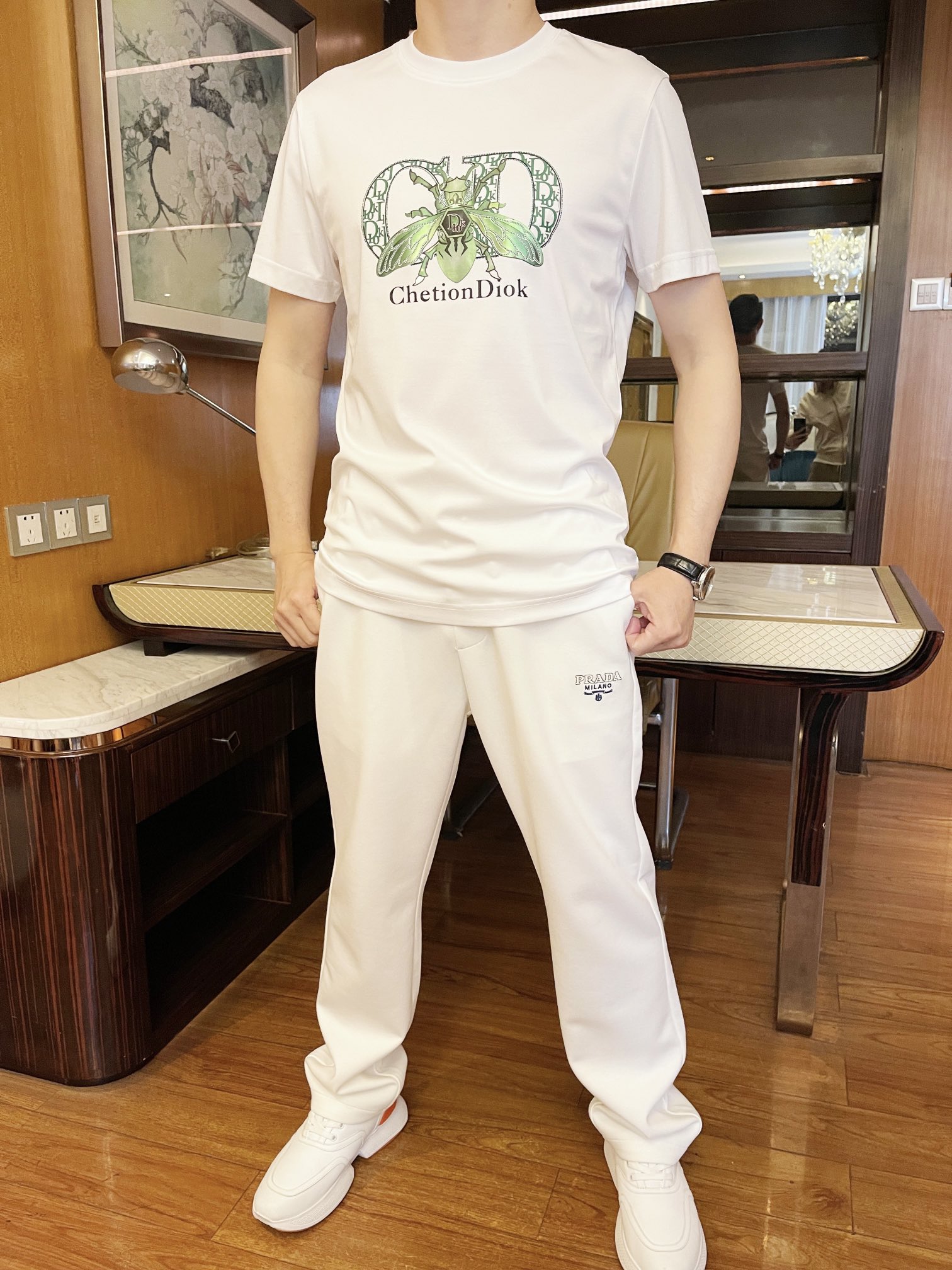 NO:117574,Dior-2025 counter latest hot T-shirt shipment, hot-selling items in European and American counters!  Selected Italian imported mercerized cotton fabrics with fashionable designs, exquisite brand logo on the chest to show the charm You are definitely worthy of having. Number 48-56 (model 173/130 wears 48, with Hong Kong Lane Crawford gift box packaging), dior,tees, t-shirt,alexander wang19860909迪奥-2025专柜最新爆款T恤出货 欧美专柜热销单品！精选意大利进口丝光精棉面料搭配时尚的设计,胸前精致的品牌标志彰显韵味 您绝对值得拥有.码数48-56（模特173/130穿48,配香港连卡佛礼盒包装）,,dior,tees，t-shirt,alexander wang,Men's clothing