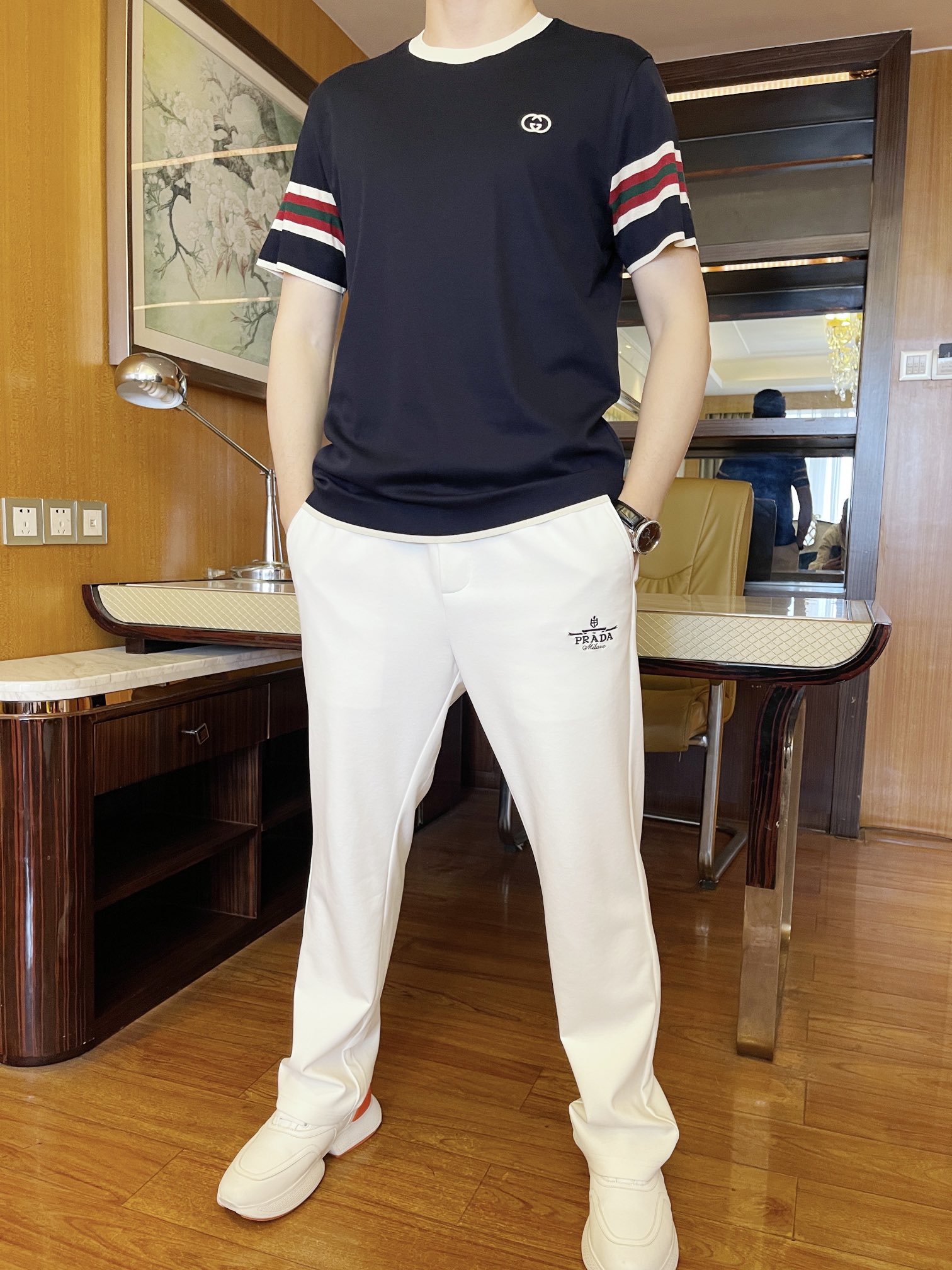 NO:117579,Guqi-2025 counter latest hot T-shirt shipment, hot-selling items in European and American counters!  Selected Italian imported Tennis knitted fabrics with the latest designs, the unique brand logo on the chest highlights the fashion, and the upper body effect can be seen. The number of codes is 48-56 (model 173/130 wears 48 with Hong Kong Lane Crawford gift box packaging), tees, t-shirt, alexander wang19860909古琦-2025专柜最新爆款t恤出货 欧美专柜热销单品！精选意大利进口天丝针织面料搭配最新的设计,胸前的独特品牌logo彰显时尚 上身效果看得见.码数48-56（模特173/130穿48配香港连卡佛礼盒包装）,,tees，t-shirt,alexander wang,Men's clothing