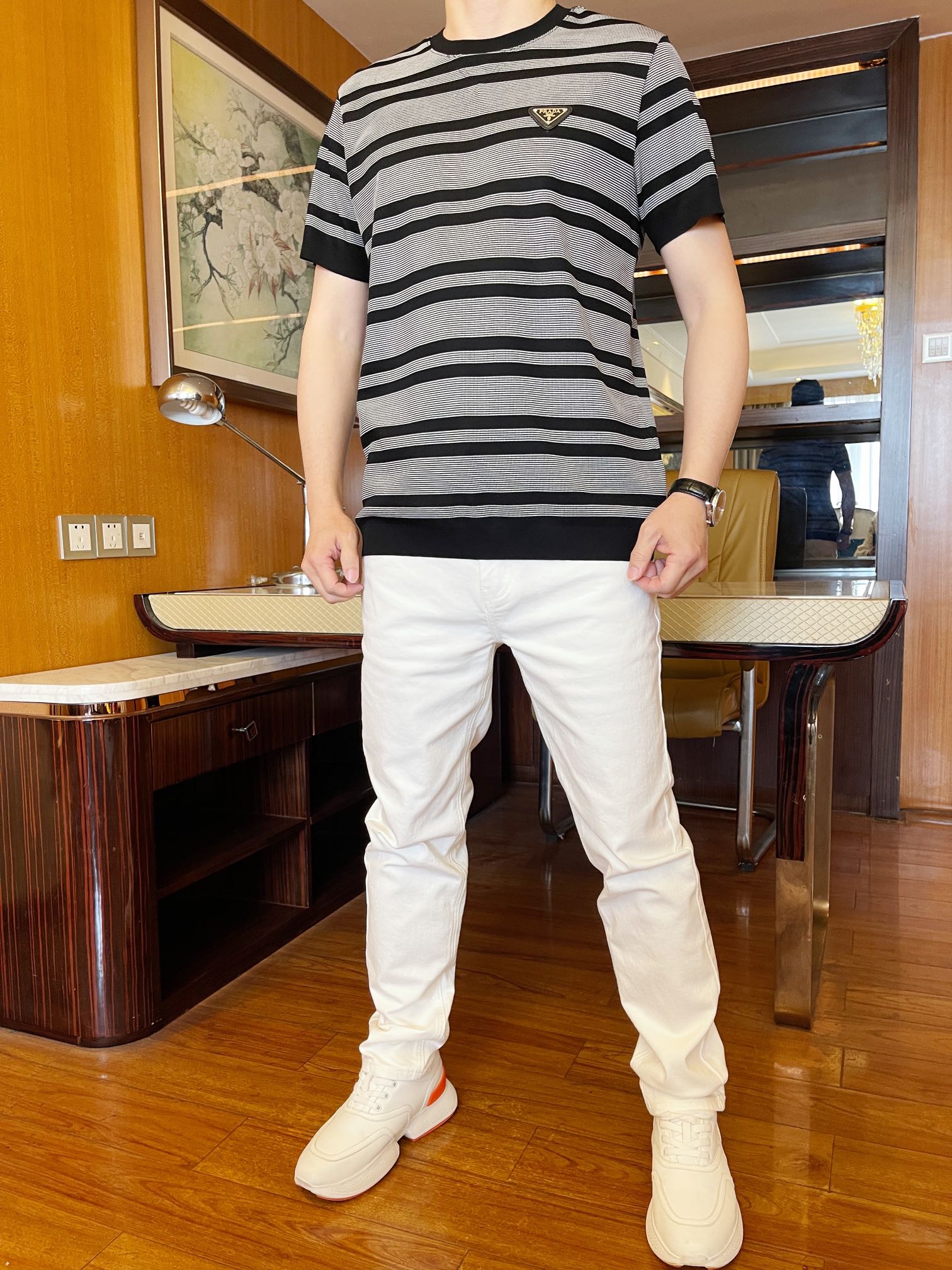 NO:117577,Prada-2025 counter latest hot round neck T-shirts are shipped, and European and American counters are released simultaneously!  Selected Italian imported Tennis knitted   recycled fiber fabric with a simple and atmospheric design, the exquisite triangle mark on the chest shows elegance. You must not miss it. Code number M-3XL (model 173/130 wears M and is equipped with Hong Kong Lane Crawford gift box packaging), prada,tees, t-shirt, alexander wang19860909普拉达-2025专柜最新爆款圆领T恤出货 欧美专柜同步发售！精选意大利进口天丝针织 再生纤维面料搭配简约大气的设计,胸前的精致三角标彰显雅致 您绝对不容错过.码数M-3XL（模特173/130穿M、配香港连卡佛礼盒包装）,,prada,tees，t-shirt,alexander wang,Men's clothing