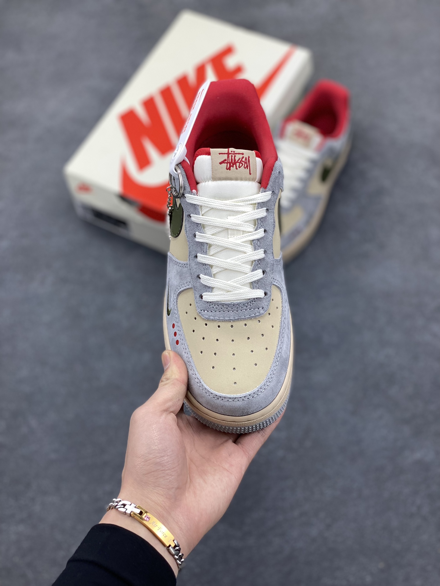 图片[2]-NIke Air Force 1 \’07 Low “斯图西联名——橄榄绿五角星”空军一号 低帮 运动鞋 休闲鞋 折边针车 工艺难度大 原楦头原纸板 原装鞋盒 定制五金配件 内置全掌气垫 原厂鞋底 货号：KK1988-034 尺码：36 36.5 37.5 38 38.5 39 40 40.5 41 42 42.5 43 44 44.5 45-选品中心