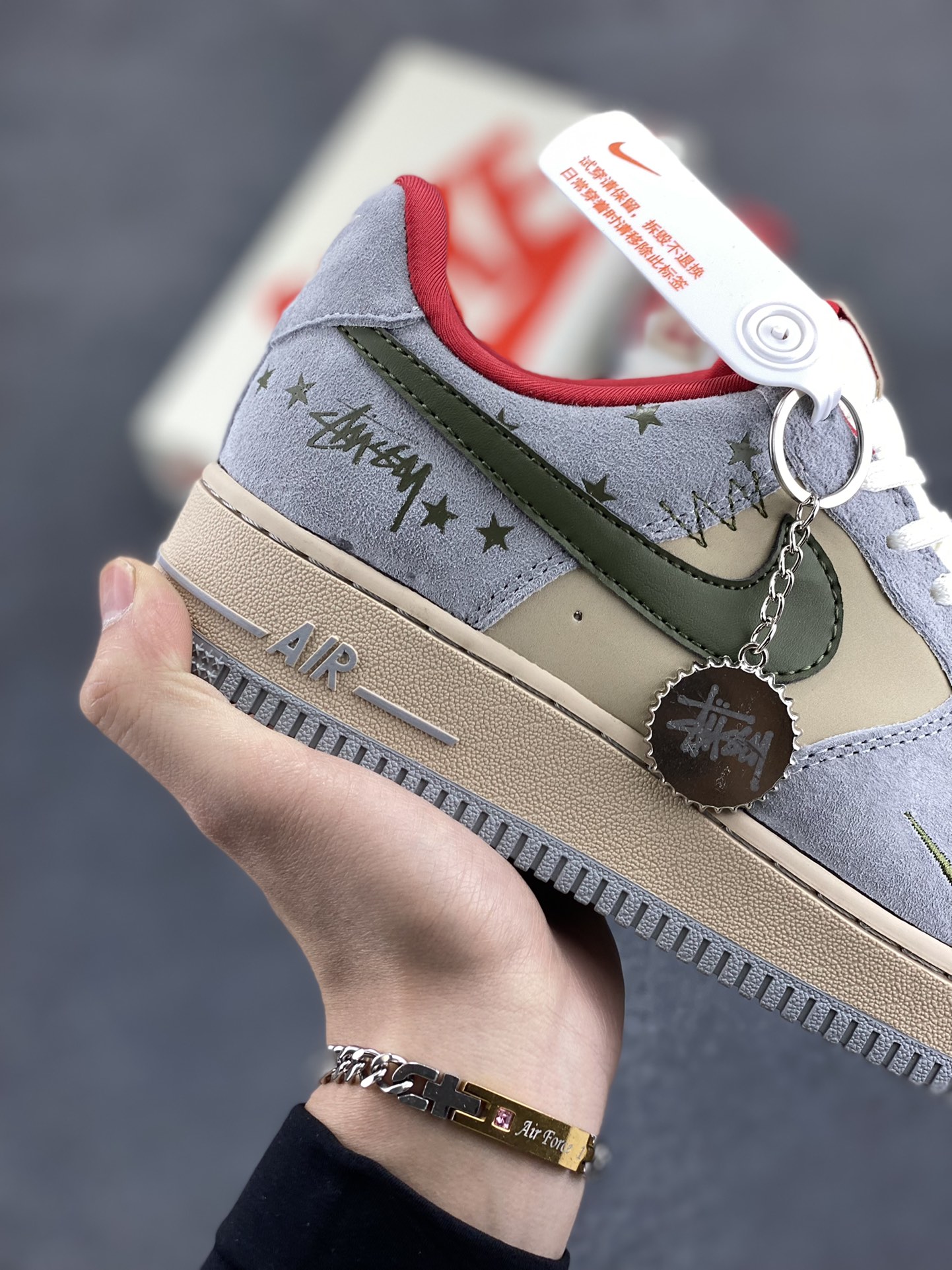 图片[6]-NIke Air Force 1 \’07 Low “斯图西联名——橄榄绿五角星”空军一号 低帮 运动鞋 休闲鞋 折边针车 工艺难度大 原楦头原纸板 原装鞋盒 定制五金配件 内置全掌气垫 原厂鞋底 货号：KK1988-034 尺码：36 36.5 37.5 38 38.5 39 40 40.5 41 42 42.5 43 44 44.5 45-选品中心