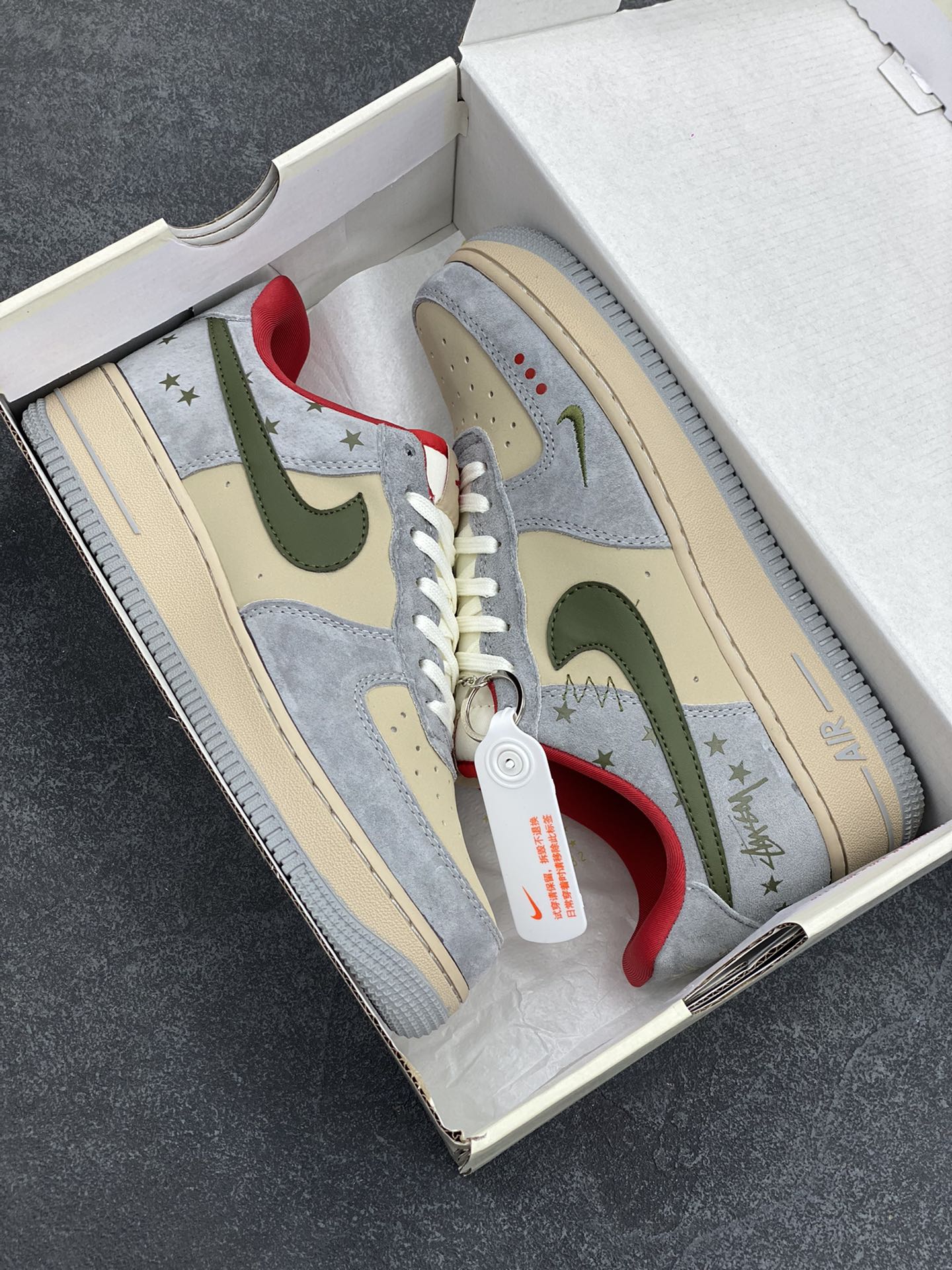 图片[9]-NIke Air Force 1 \’07 Low “斯图西联名——橄榄绿五角星”空军一号 低帮 运动鞋 休闲鞋 折边针车 工艺难度大 原楦头原纸板 原装鞋盒 定制五金配件 内置全掌气垫 原厂鞋底 货号：KK1988-034 尺码：36 36.5 37.5 38 38.5 39 40 40.5 41 42 42.5 43 44 44.5 45-选品中心