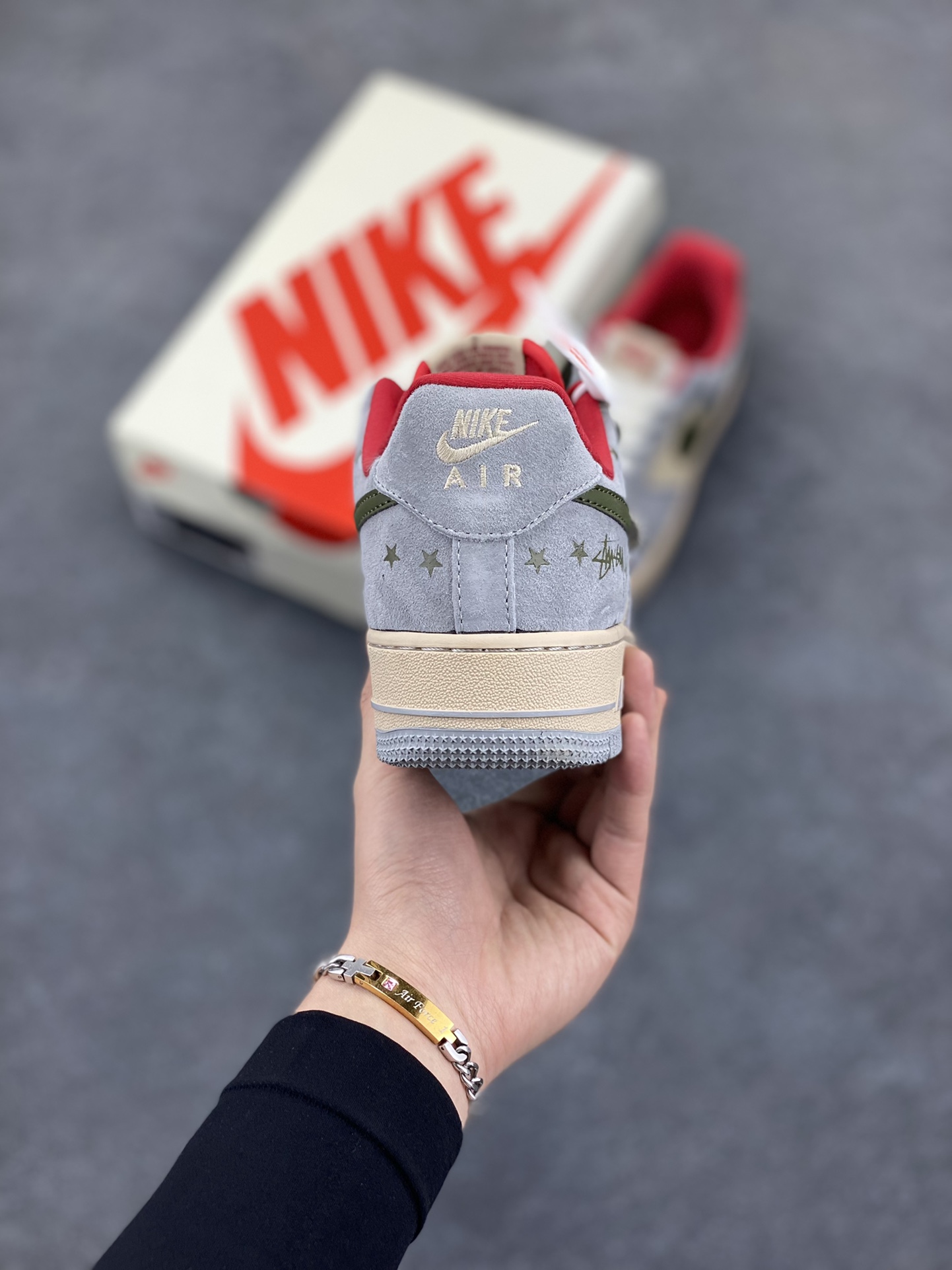 图片[4]-NIke Air Force 1 \’07 Low “斯图西联名——橄榄绿五角星”空军一号 低帮 运动鞋 休闲鞋 折边针车 工艺难度大 原楦头原纸板 原装鞋盒 定制五金配件 内置全掌气垫 原厂鞋底 货号：KK1988-034 尺码：36 36.5 37.5 38 38.5 39 40 40.5 41 42 42.5 43 44 44.5 45-选品中心