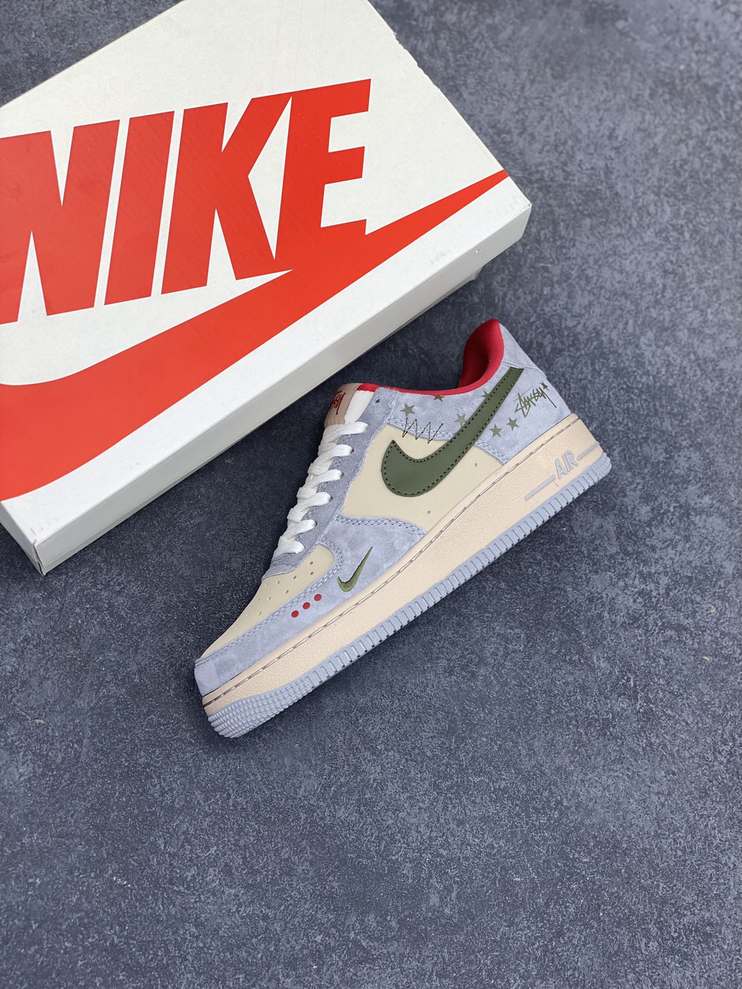 图片[7]-NIke Air Force 1 \’07 Low “斯图西联名——橄榄绿五角星”空军一号 低帮 运动鞋 休闲鞋 折边针车 工艺难度大 原楦头原纸板 原装鞋盒 定制五金配件 内置全掌气垫 原厂鞋底 货号：KK1988-034 尺码：36 36.5 37.5 38 38.5 39 40 40.5 41 42 42.5 43 44 44.5 45-选品中心