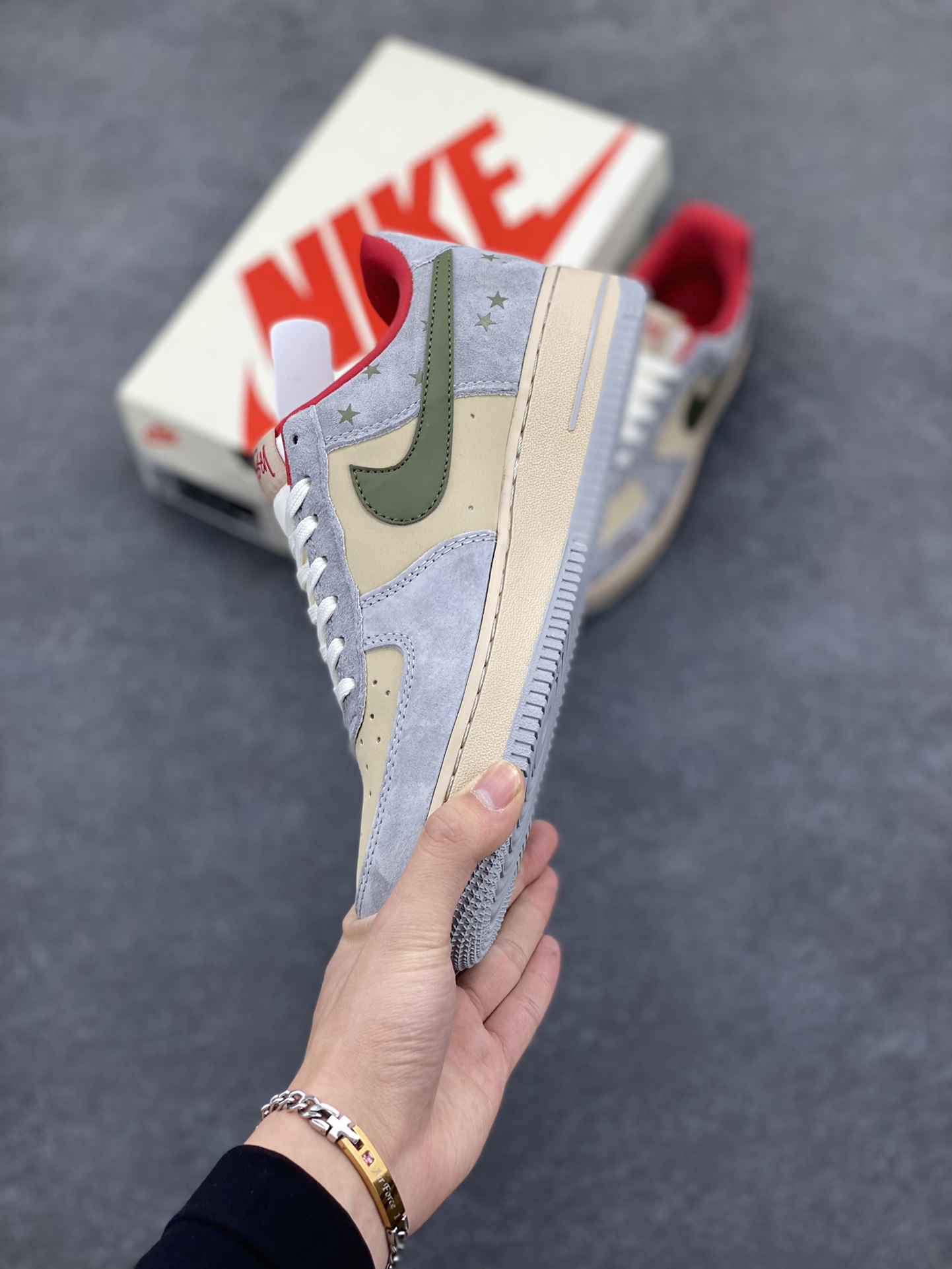 图片[3]-NIke Air Force 1 \’07 Low “斯图西联名——橄榄绿五角星”空军一号 低帮 运动鞋 休闲鞋 折边针车 工艺难度大 原楦头原纸板 原装鞋盒 定制五金配件 内置全掌气垫 原厂鞋底 货号：KK1988-034 尺码：36 36.5 37.5 38 38.5 39 40 40.5 41 42 42.5 43 44 44.5 45-选品中心