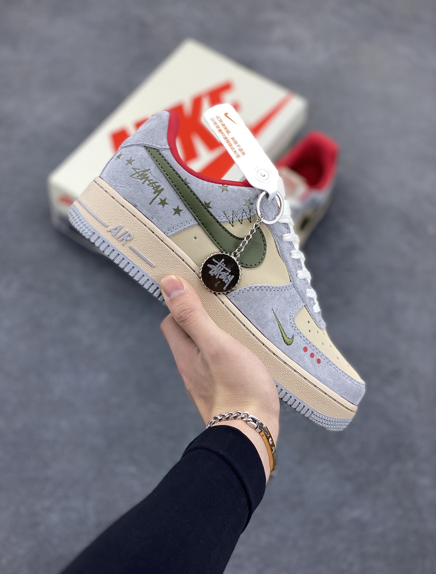 NIke Air Force 1 \’07 Low “斯图西联名——橄榄绿五角星”空军一号 低帮 运动鞋 休闲鞋 折边针车 工艺难度大 原楦头原纸板 原装鞋盒 定制五金配件 内置全掌气垫 原厂鞋底 货号:KK1988-034 尺码:36 36.5 37.5 38 38.5 39 40 40.5 41 42 42.5 43 44 44.5 45-选品中心