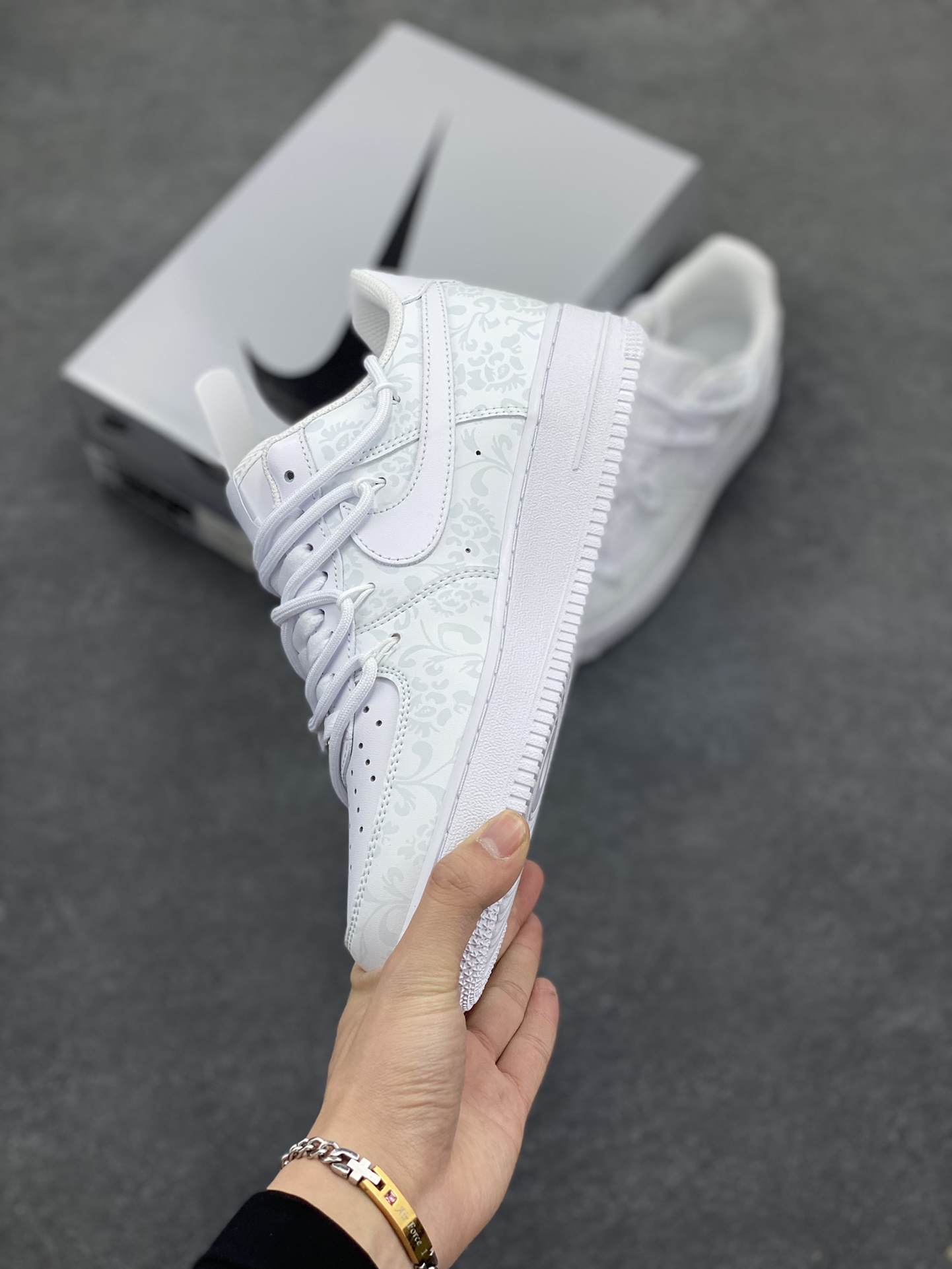 图片[3]-Nike Air Force 1 Low’07 温变青花瓷 中国风 空军一号低帮休闲板鞋 定制皮料 定制鞋盒 配件齐全 原楦原纸板 纯正空军版型 内置全掌气垫 货号：ZH0316-055 尺码：36 36.5 37.5 38 38.5 39 40 40.5 41 42 42.5 43 44 44.5 45-选品中心