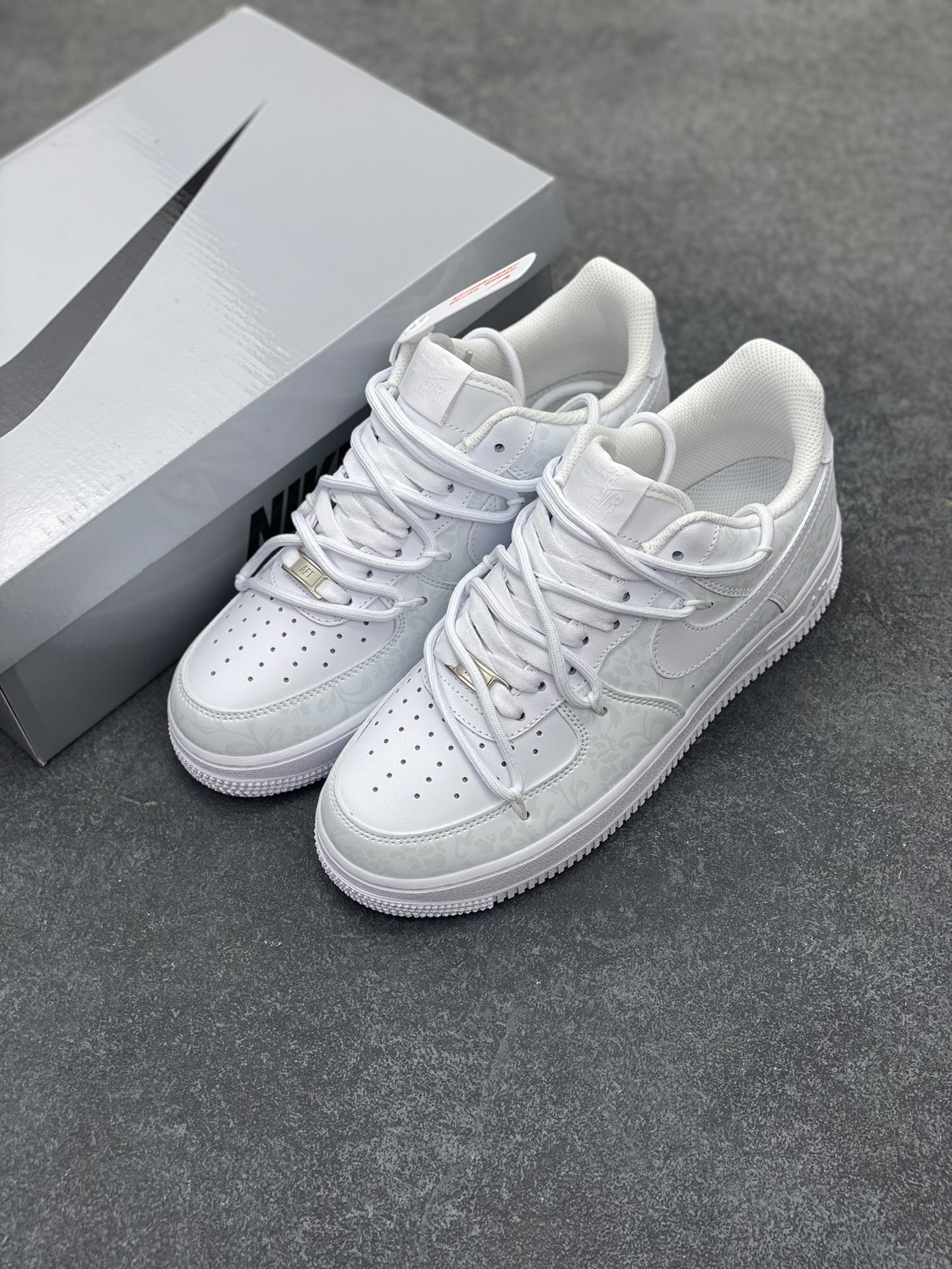 图片[8]-Nike Air Force 1 Low’07 温变青花瓷 中国风 空军一号低帮休闲板鞋 定制皮料 定制鞋盒 配件齐全 原楦原纸板 纯正空军版型 内置全掌气垫 货号：ZH0316-055 尺码：36 36.5 37.5 38 38.5 39 40 40.5 41 42 42.5 43 44 44.5 45-选品中心