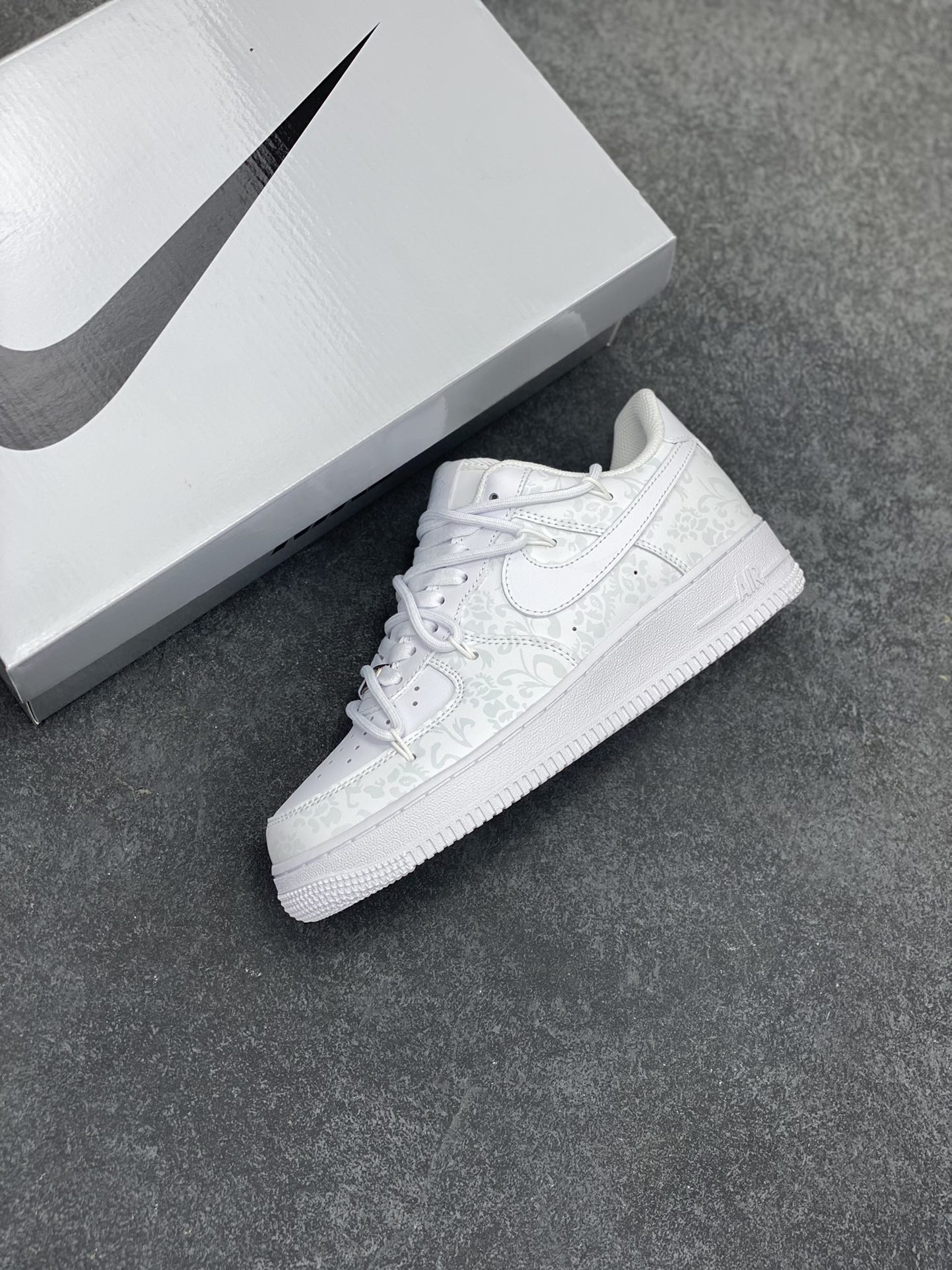 图片[7]-Nike Air Force 1 Low’07 温变青花瓷 中国风 空军一号低帮休闲板鞋 定制皮料 定制鞋盒 配件齐全 原楦原纸板 纯正空军版型 内置全掌气垫 货号：ZH0316-055 尺码：36 36.5 37.5 38 38.5 39 40 40.5 41 42 42.5 43 44 44.5 45-选品中心