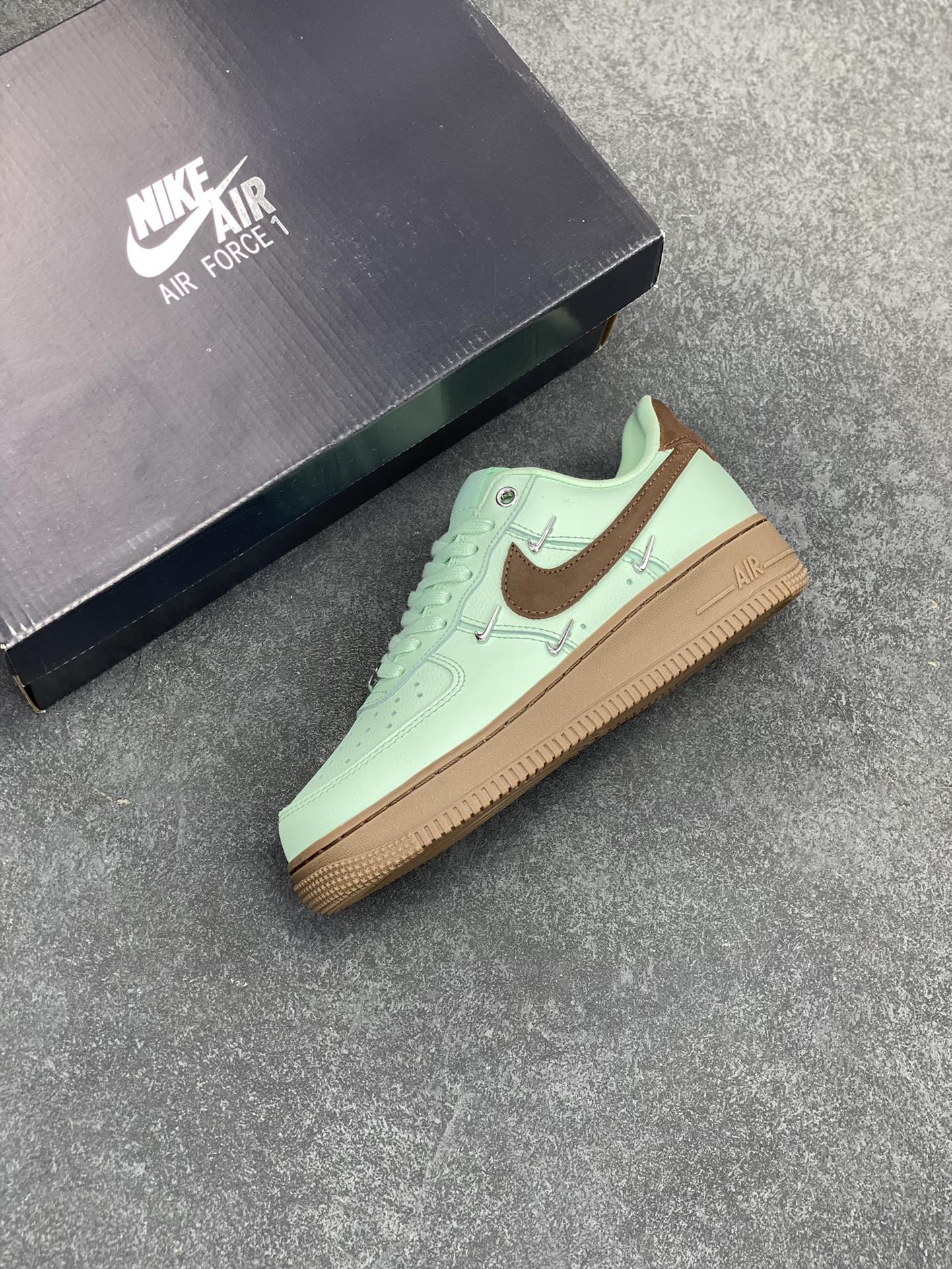 图片[7]-Nike Air Force 1 Low 07 蒂芙尼绿四铁钩 空军一号低帮运动休闲板鞋 原楦头原纸板 打造纯正低帮空军版型 专注外贸渠道 全掌内置蜂窝气垫 原盒配件 原厂中底钢印、拉帮完美 货号：IB8894-329 尺码：36 36.5 37.5 38 38.5 39 40 40.5 41 42 42.5 43 44 44.5 45-选品中心