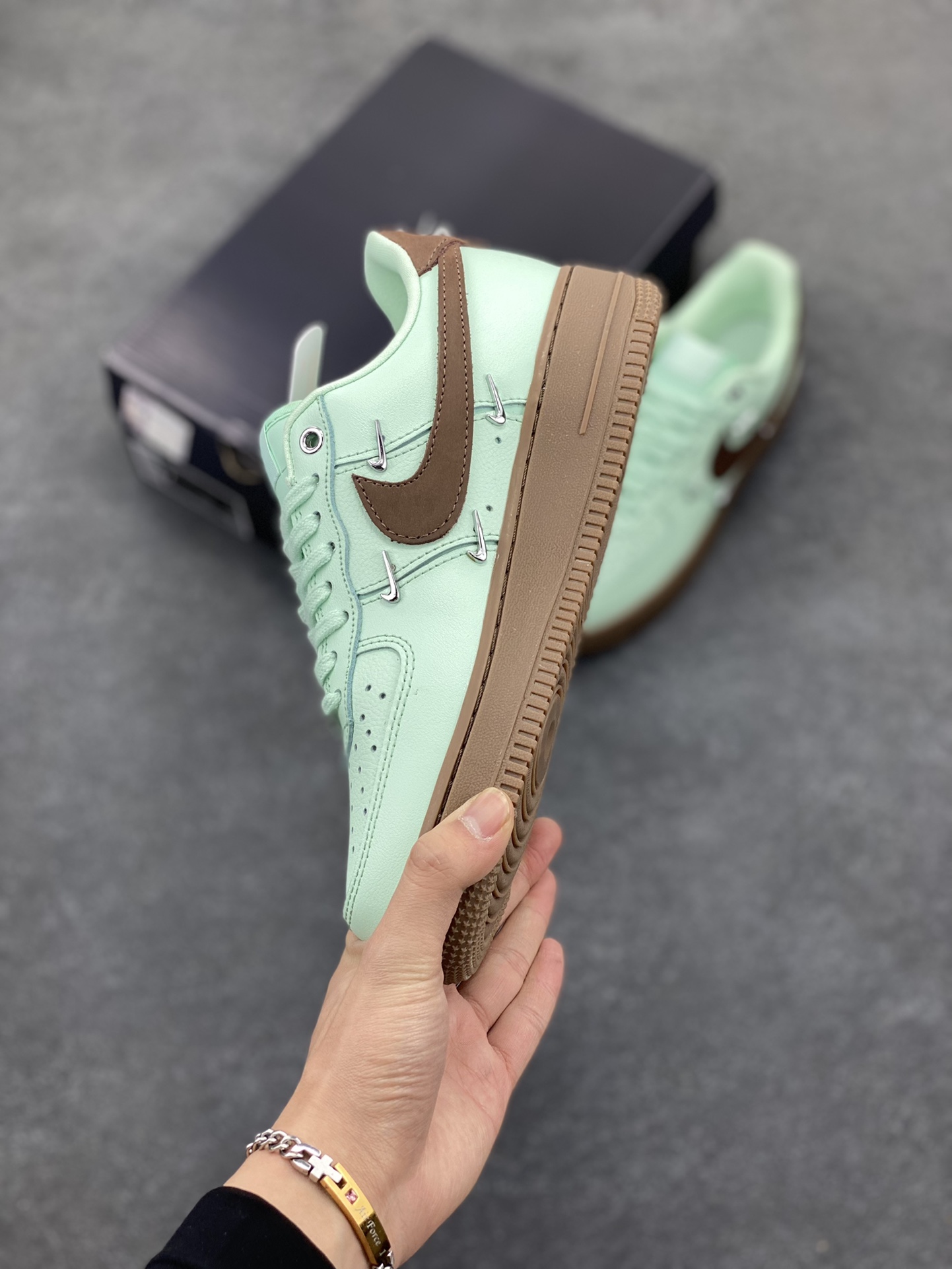 图片[3]-Nike Air Force 1 Low 07 蒂芙尼绿四铁钩 空军一号低帮运动休闲板鞋 原楦头原纸板 打造纯正低帮空军版型 专注外贸渠道 全掌内置蜂窝气垫 原盒配件 原厂中底钢印、拉帮完美 货号：IB8894-329 尺码：36 36.5 37.5 38 38.5 39 40 40.5 41 42 42.5 43 44 44.5 45-选品中心
