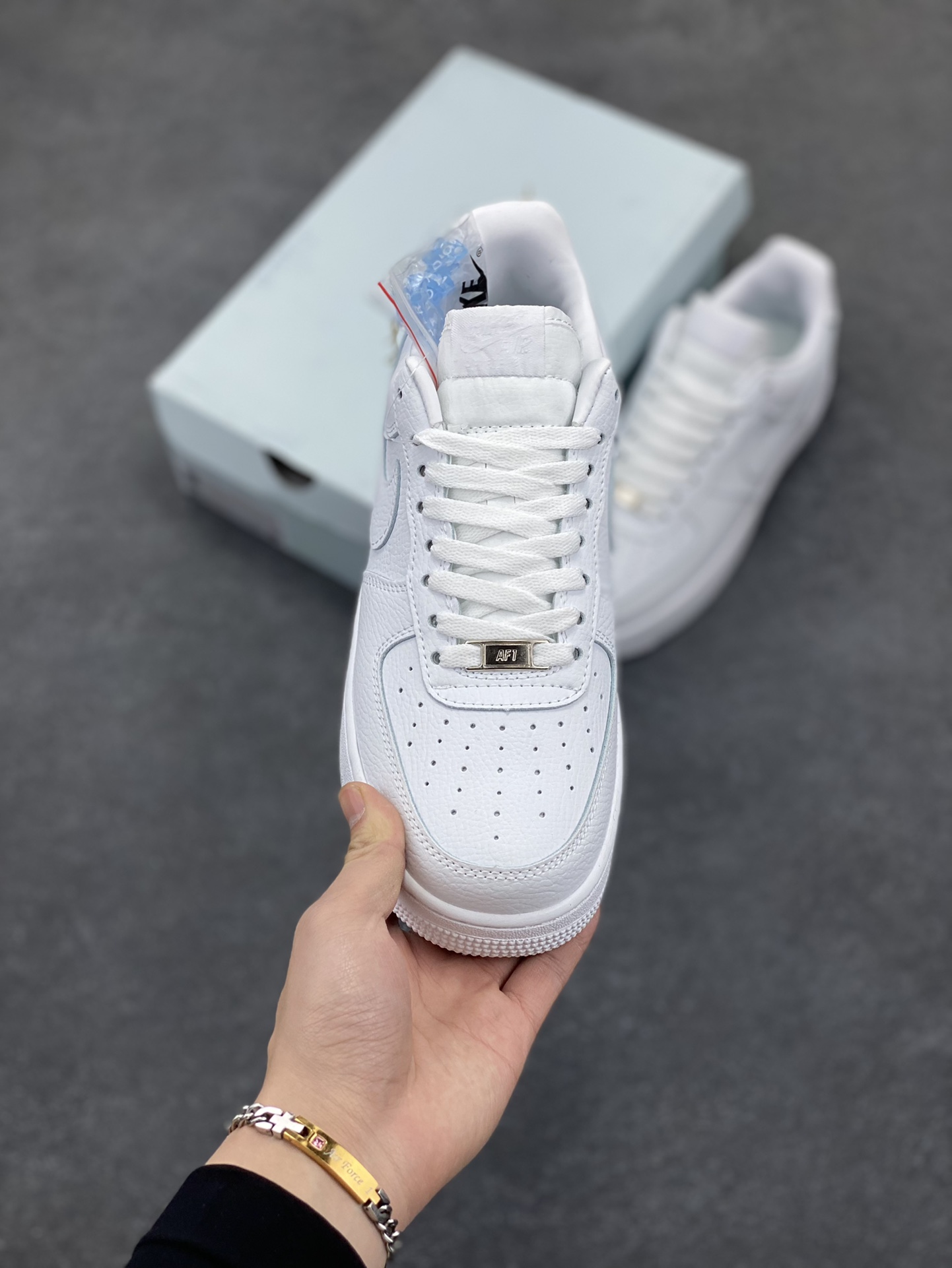图片[2]-Nike Air Force 1 Low 空军一号低帮百搭休闲运动板鞋。柔软、弹性十足的缓震性能和出色的中底设计，横跨复古与现代的外型结合，造就出风靡全球三十多年的Force 1，直到今天还深受青睐。 货号：CZ8065-100 尺码：36 36.5 37.5 38 38.5 39 40 40.5 41 42 42.5 43 44 44.5 45-选品中心