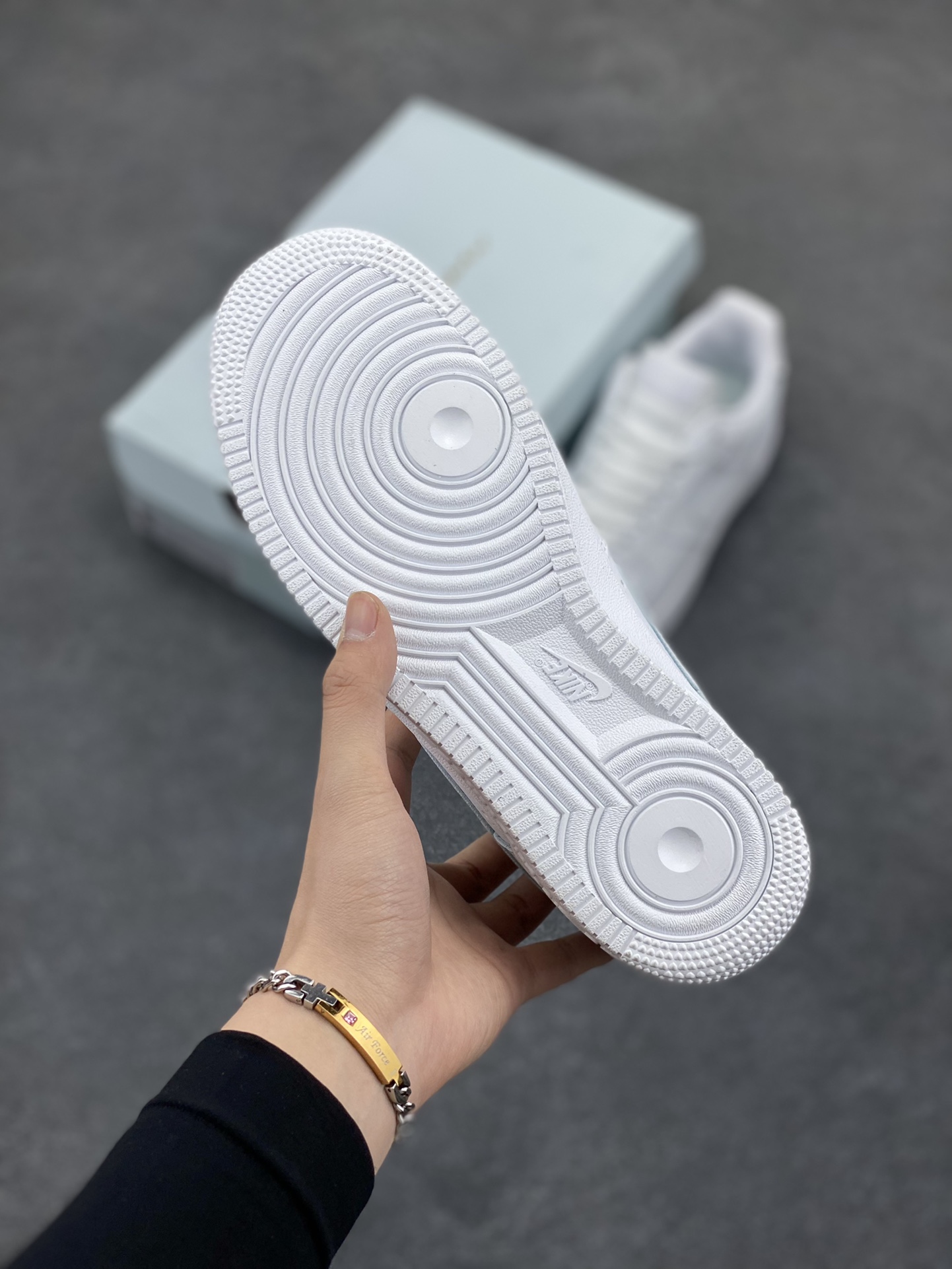 图片[5]-Nike Air Force 1 Low 空军一号低帮百搭休闲运动板鞋。柔软、弹性十足的缓震性能和出色的中底设计，横跨复古与现代的外型结合，造就出风靡全球三十多年的Force 1，直到今天还深受青睐。 货号：CZ8065-100 尺码：36 36.5 37.5 38 38.5 39 40 40.5 41 42 42.5 43 44 44.5 45-选品中心