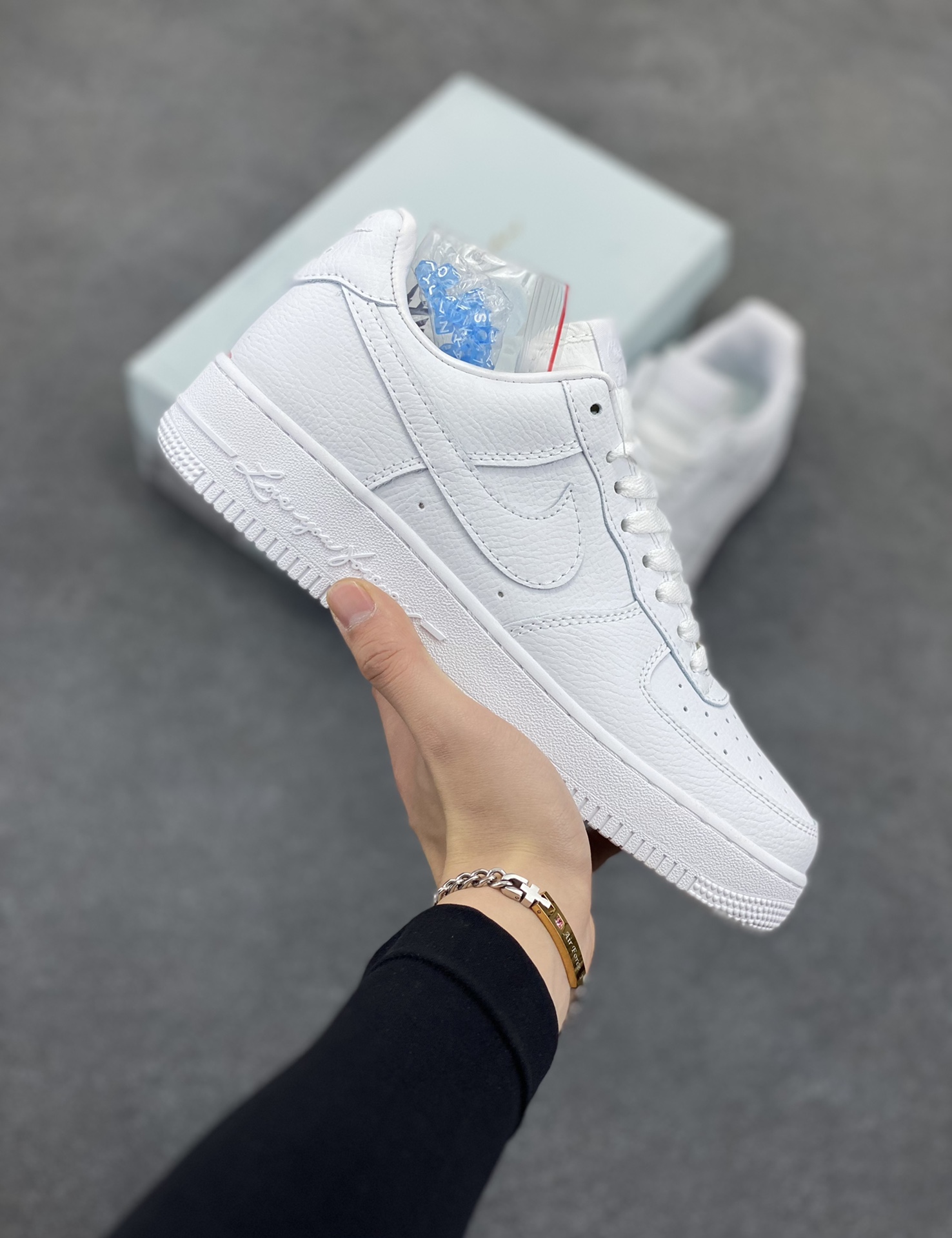 Nike Air Force 1 Low 空军一号低帮百搭休闲运动板鞋。柔软、弹性十足的缓震性能和出色的中底设计，横跨复古与现代的外型结合，造就出风靡全球三十多年的Force 1，直到今天还深受青睐。 货号：CZ8065-100 尺码：36 36.5 37.5 38 38.5 39 40 40.5 41 42 42.5 43 44 44.5 45-选品中心
