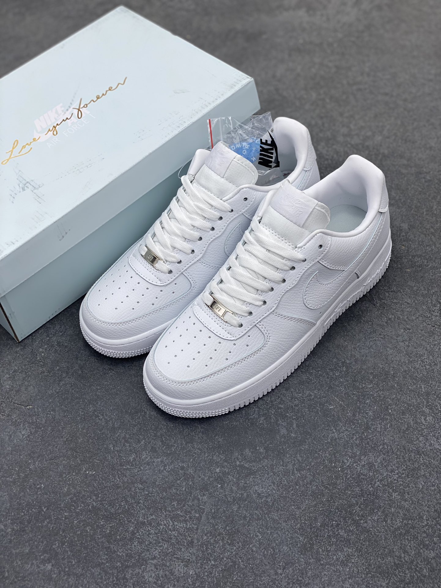 图片[8]-Nike Air Force 1 Low 空军一号低帮百搭休闲运动板鞋。柔软、弹性十足的缓震性能和出色的中底设计，横跨复古与现代的外型结合，造就出风靡全球三十多年的Force 1，直到今天还深受青睐。 货号：CZ8065-100 尺码：36 36.5 37.5 38 38.5 39 40 40.5 41 42 42.5 43 44 44.5 45-选品中心