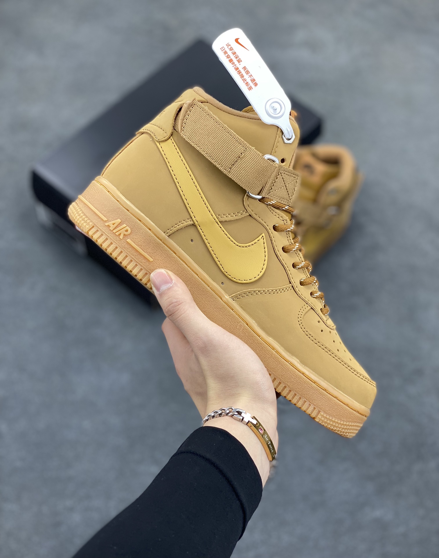 福利特价 Nike Air Force 1\'07 高帮小麦 空军一号休闲运动板鞋 原楦头原纸板 打造纯正空军版型#专注外贸渠道 全掌内置蜂窝气垫 #原盒配件 原厂中底钢印、拉帮完美 货号：DJ9178-200 尺码：36 36.5 37.5 38 38.5 39 40 40.5 41 42 42.5 43 44 44.5 45-选品中心