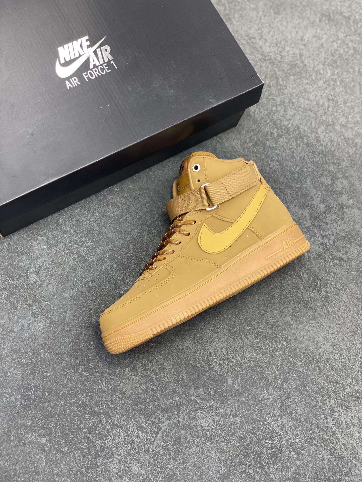 图片[7]-福利特价 Nike Air Force 1\’07 高帮小麦 空军一号休闲运动板鞋 原楦头原纸板 打造纯正空军版型#专注外贸渠道 全掌内置蜂窝气垫 #原盒配件 原厂中底钢印、拉帮完美 货号：DJ9178-200 尺码：36 36.5 37.5 38 38.5 39 40 40.5 41 42 42.5 43 44 44.5 45-选品中心