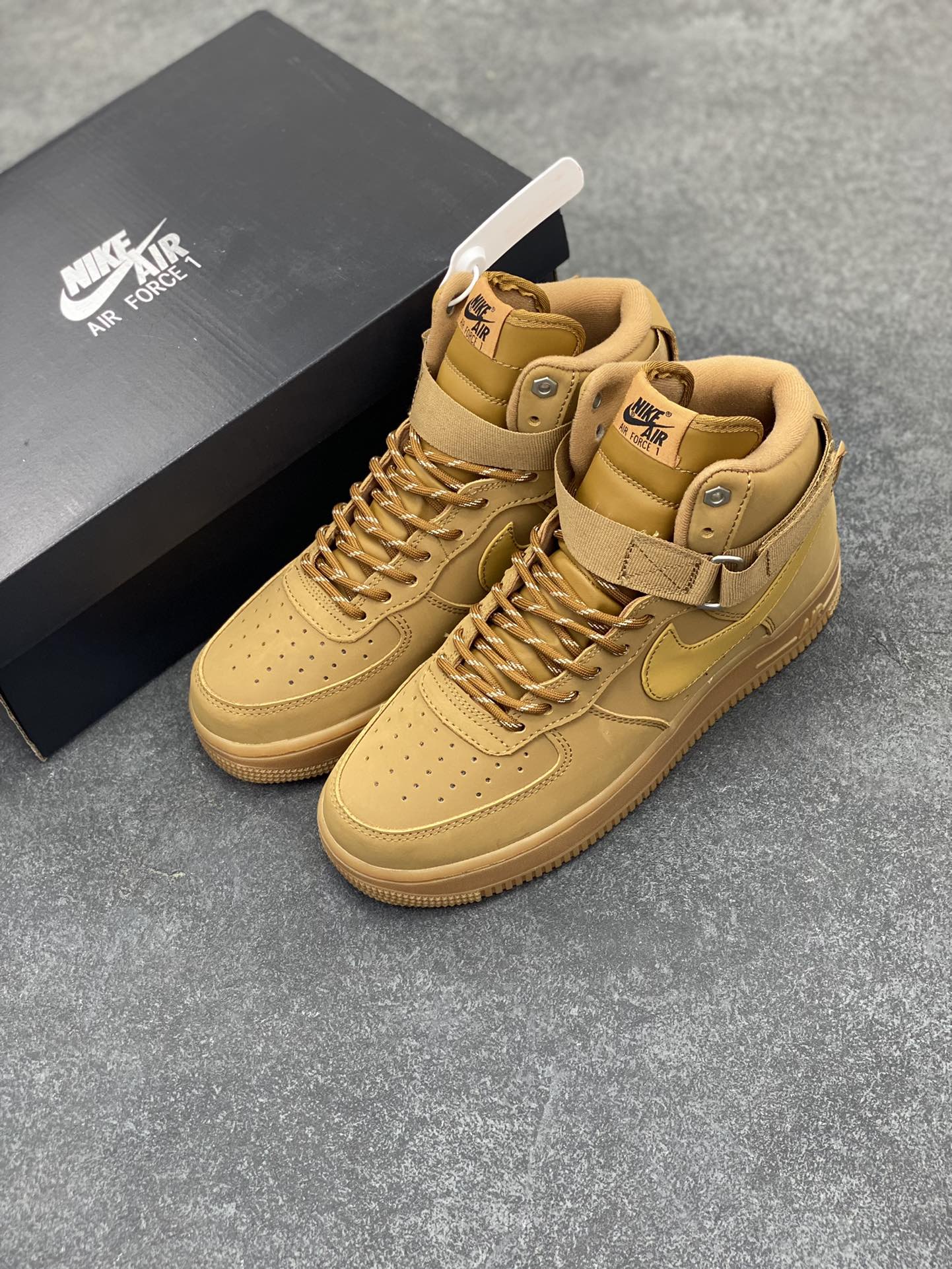 图片[8]-福利特价 Nike Air Force 1\’07 高帮小麦 空军一号休闲运动板鞋 原楦头原纸板 打造纯正空军版型#专注外贸渠道 全掌内置蜂窝气垫 #原盒配件 原厂中底钢印、拉帮完美 货号：DJ9178-200 尺码：36 36.5 37.5 38 38.5 39 40 40.5 41 42 42.5 43 44 44.5 45-选品中心