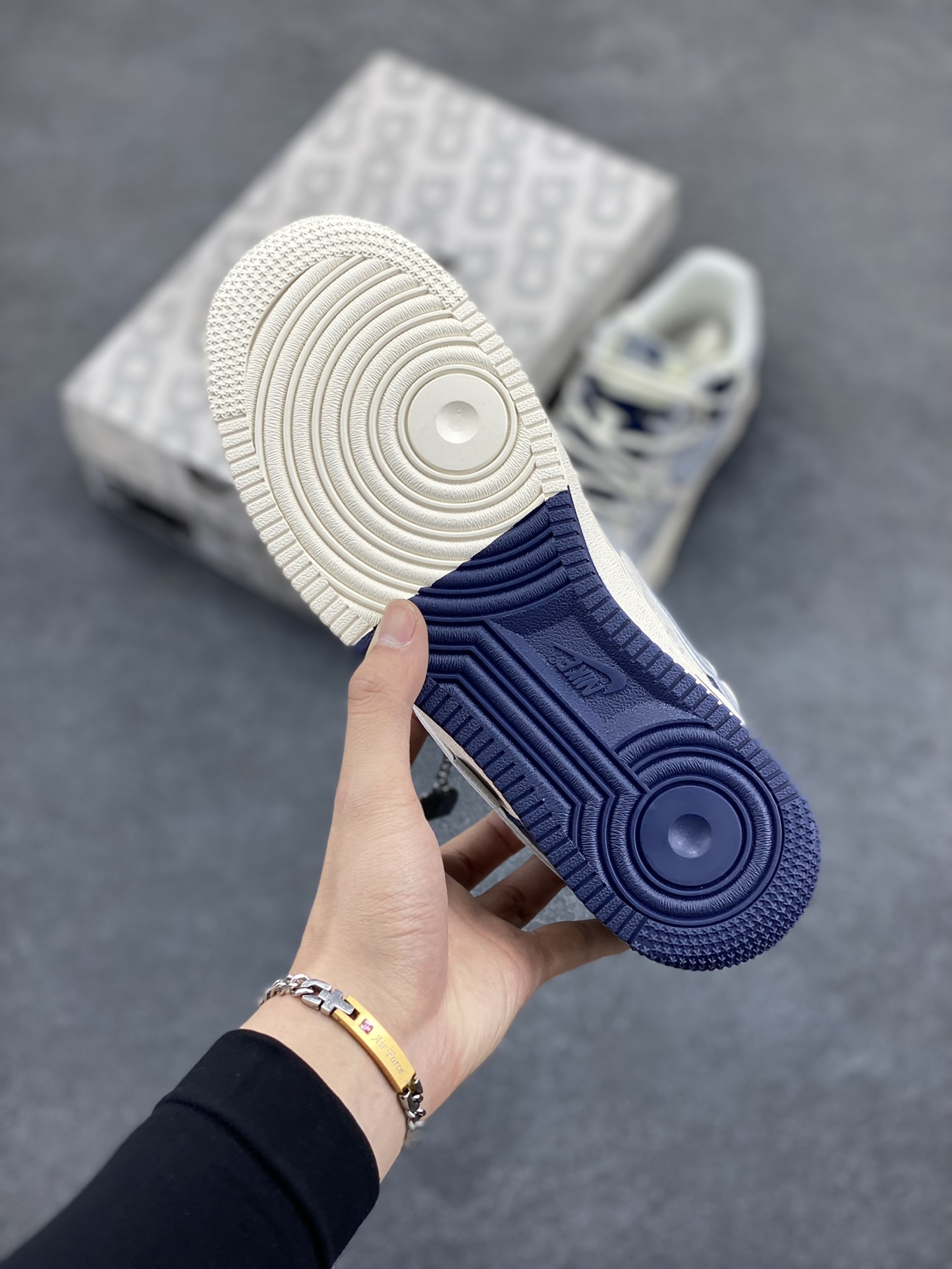 图片[5]-NIke Air Force 1 \’07 Low “北面联名——灰蓝双拼抽绳”空军一号 低帮 运动鞋 休闲鞋 折边针车 工艺难度大 原楦头原纸板 原装鞋盒 定制五金配件 内置全掌气垫 原厂鞋底 货号：DM6688-024 尺码：36 36.5 37.5 38 38.5 39 40 40.5 41 42 42.5 43 44 44.5 45-选品中心