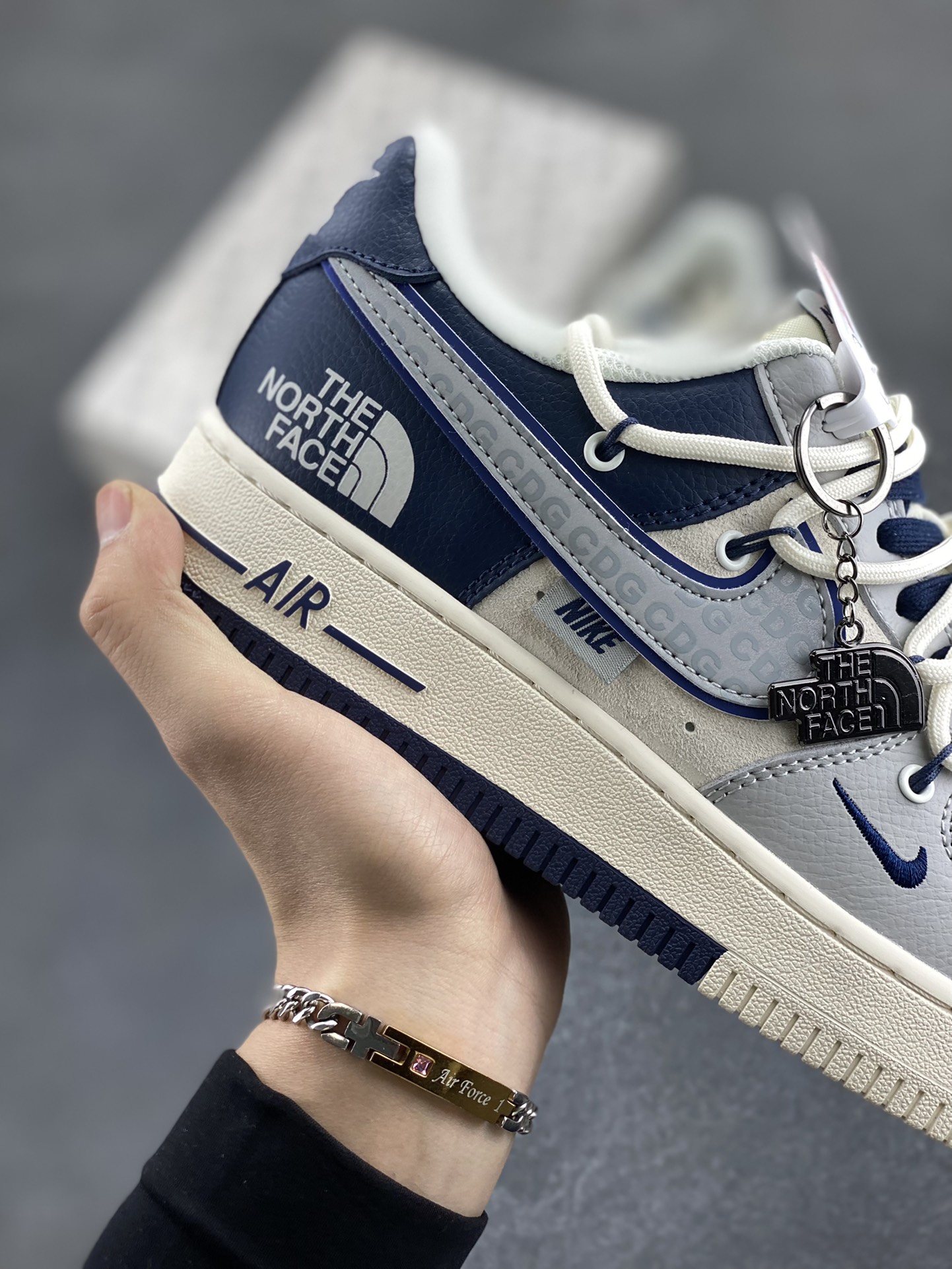 图片[6]-NIke Air Force 1 \’07 Low “北面联名——灰蓝双拼抽绳”空军一号 低帮 运动鞋 休闲鞋 折边针车 工艺难度大 原楦头原纸板 原装鞋盒 定制五金配件 内置全掌气垫 原厂鞋底 货号：DM6688-024 尺码：36 36.5 37.5 38 38.5 39 40 40.5 41 42 42.5 43 44 44.5 45-选品中心