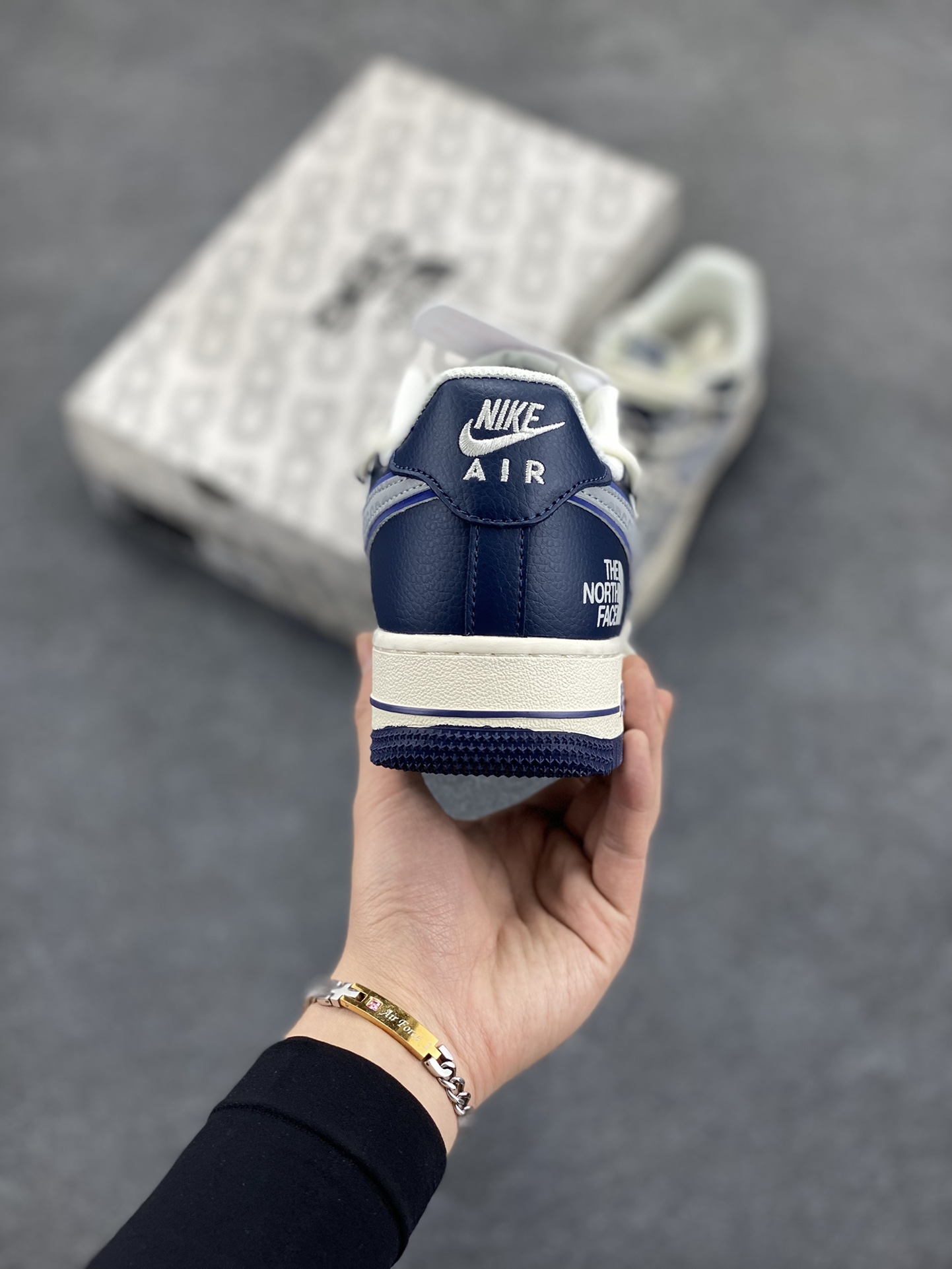 图片[4]-NIke Air Force 1 \’07 Low “北面联名——灰蓝双拼抽绳”空军一号 低帮 运动鞋 休闲鞋 折边针车 工艺难度大 原楦头原纸板 原装鞋盒 定制五金配件 内置全掌气垫 原厂鞋底 货号：DM6688-024 尺码：36 36.5 37.5 38 38.5 39 40 40.5 41 42 42.5 43 44 44.5 45-选品中心