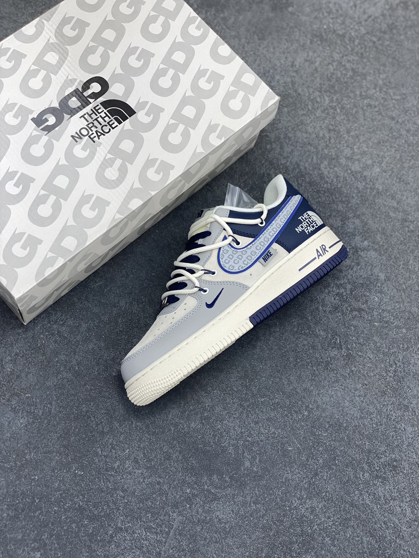 图片[7]-NIke Air Force 1 \’07 Low “北面联名——灰蓝双拼抽绳”空军一号 低帮 运动鞋 休闲鞋 折边针车 工艺难度大 原楦头原纸板 原装鞋盒 定制五金配件 内置全掌气垫 原厂鞋底 货号：DM6688-024 尺码：36 36.5 37.5 38 38.5 39 40 40.5 41 42 42.5 43 44 44.5 45-选品中心