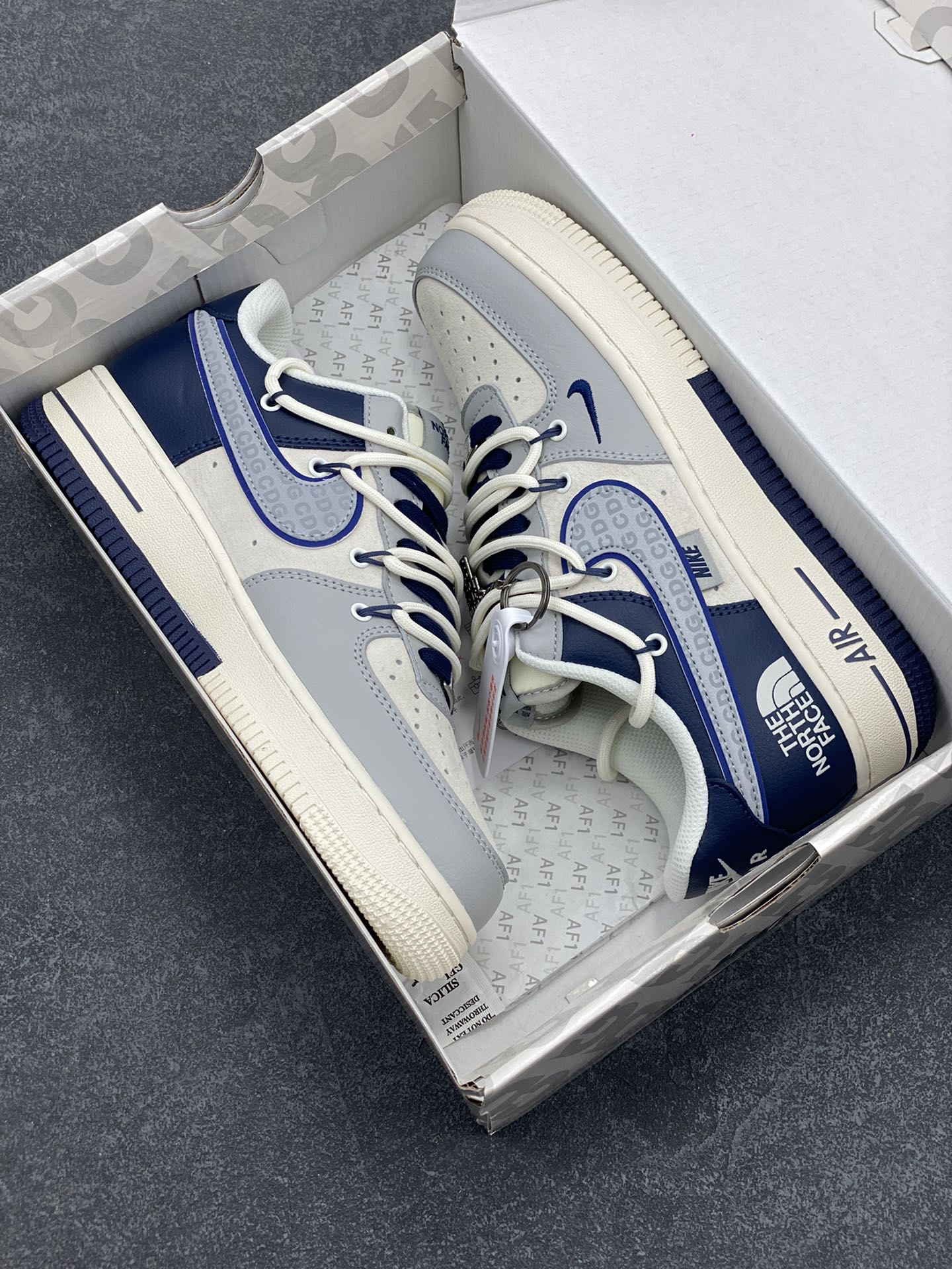 图片[9]-NIke Air Force 1 \’07 Low “北面联名——灰蓝双拼抽绳”空军一号 低帮 运动鞋 休闲鞋 折边针车 工艺难度大 原楦头原纸板 原装鞋盒 定制五金配件 内置全掌气垫 原厂鞋底 货号：DM6688-024 尺码：36 36.5 37.5 38 38.5 39 40 40.5 41 42 42.5 43 44 44.5 45-选品中心