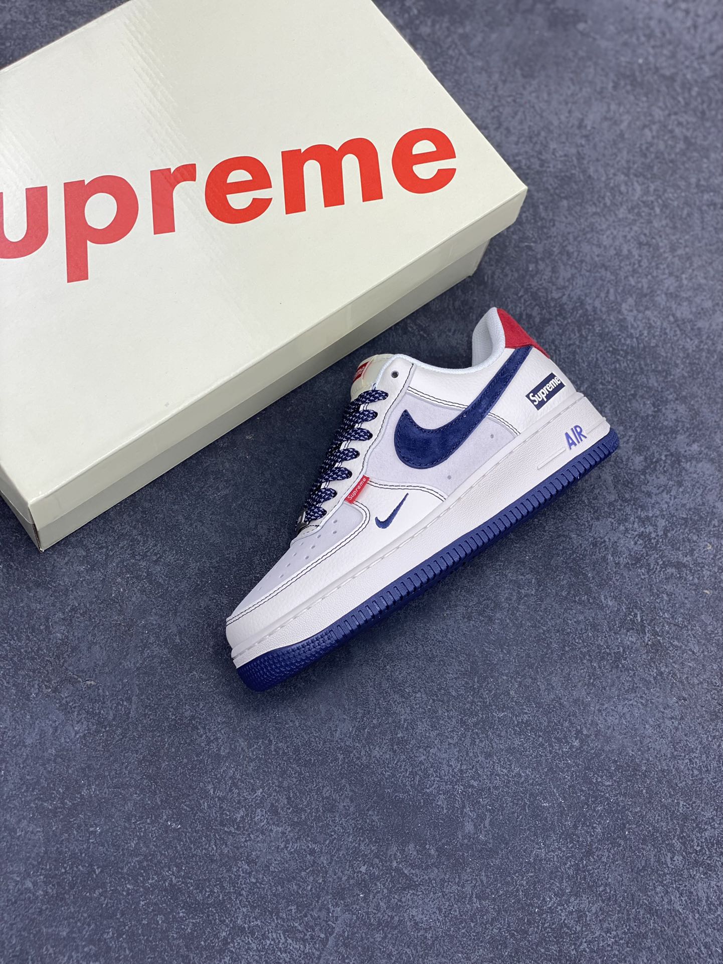 图片[7]-NIke Air Force 1 \’07 Low “Supreme联名——红标翻毛蓝勾”空军一号 低帮 运动鞋 休闲鞋 折边针车 工艺难度大 原楦头原纸板 原装鞋盒 定制五金配件 内置全掌气垫 原厂鞋底 货号：BB7518-021 尺码：36 36.5 37.5 38 38.5 39 40 40.5 41 42 42.5 43 44 44.5 45-选品中心