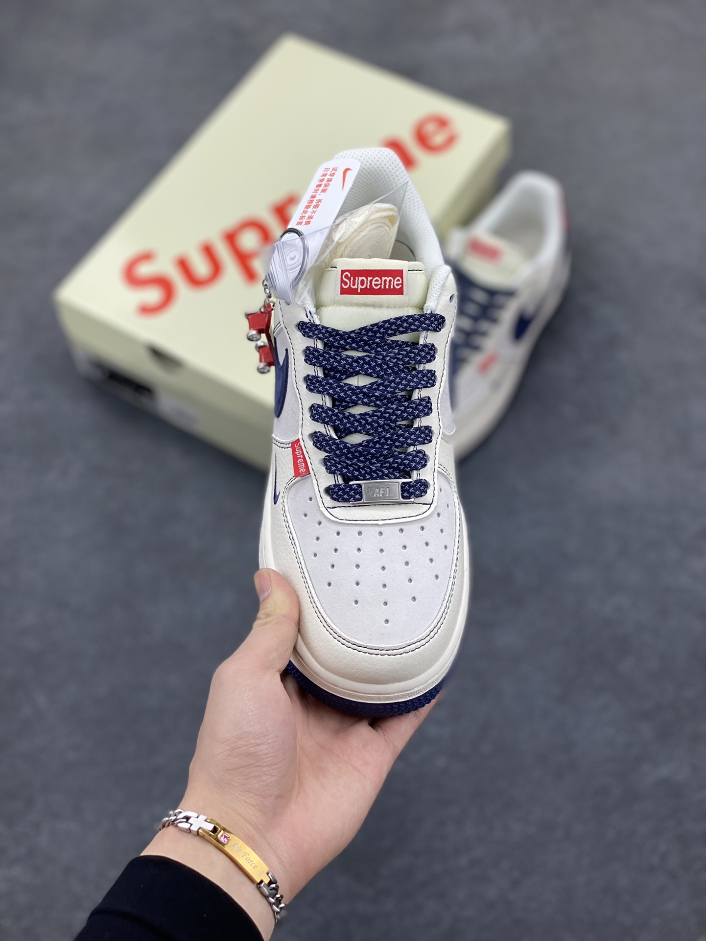 图片[2]-NIke Air Force 1 \’07 Low “Supreme联名——红标翻毛蓝勾”空军一号 低帮 运动鞋 休闲鞋 折边针车 工艺难度大 原楦头原纸板 原装鞋盒 定制五金配件 内置全掌气垫 原厂鞋底 货号：BB7518-021 尺码：36 36.5 37.5 38 38.5 39 40 40.5 41 42 42.5 43 44 44.5 45-选品中心