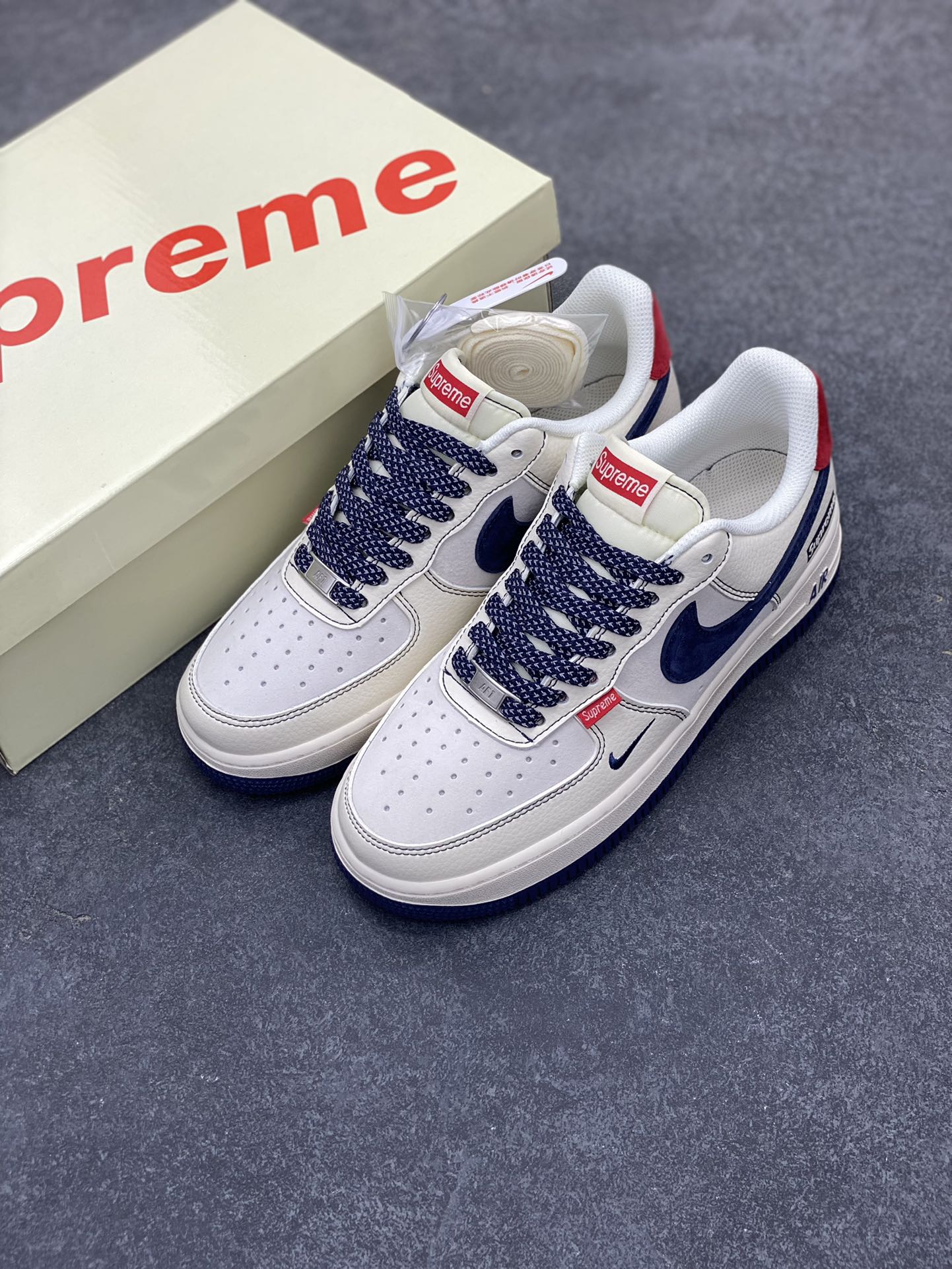 图片[8]-NIke Air Force 1 \’07 Low “Supreme联名——红标翻毛蓝勾”空军一号 低帮 运动鞋 休闲鞋 折边针车 工艺难度大 原楦头原纸板 原装鞋盒 定制五金配件 内置全掌气垫 原厂鞋底 货号：BB7518-021 尺码：36 36.5 37.5 38 38.5 39 40 40.5 41 42 42.5 43 44 44.5 45-选品中心