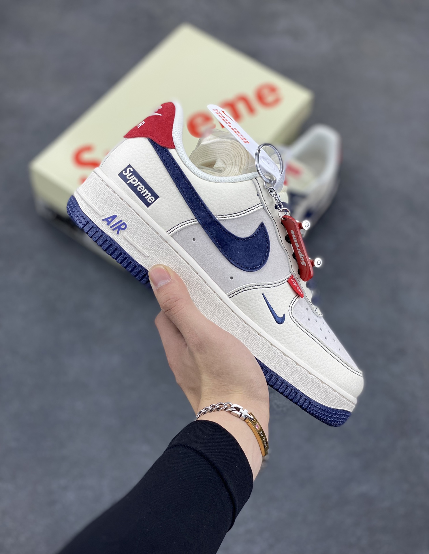 NIke Air Force 1 \’07 Low “Supreme联名——红标翻毛蓝勾”空军一号 低帮 运动鞋 休闲鞋 折边针车 工艺难度大 原楦头原纸板 原装鞋盒 定制五金配件 内置全掌气垫 原厂鞋底 货号:BB7518-021 尺码:36 36.5 37.5 38 38.5 39 40 40.5 41 42 42.5 43 44 44.5 45-选品中心