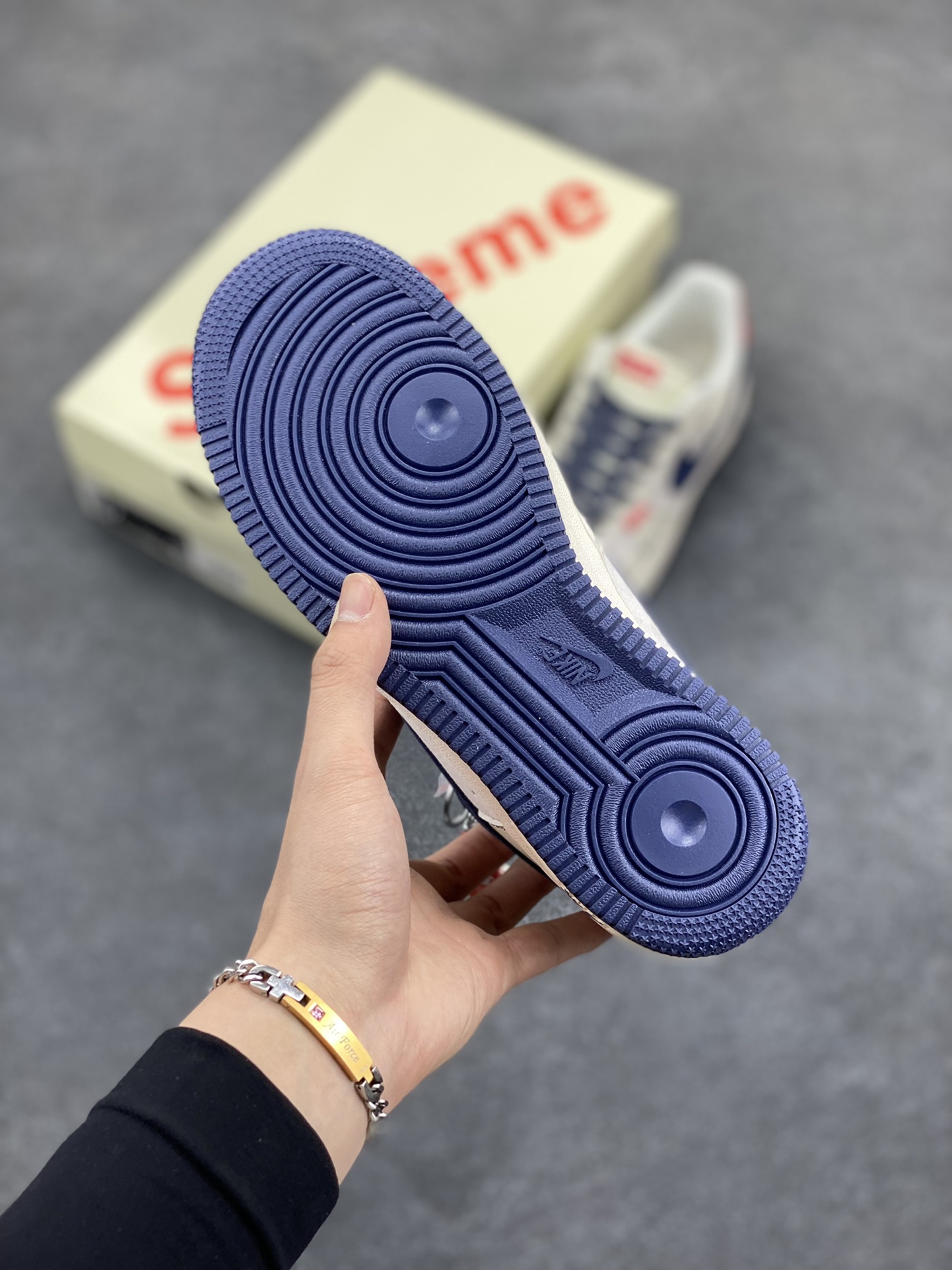 图片[5]-NIke Air Force 1 \’07 Low “Supreme联名——红标翻毛蓝勾”空军一号 低帮 运动鞋 休闲鞋 折边针车 工艺难度大 原楦头原纸板 原装鞋盒 定制五金配件 内置全掌气垫 原厂鞋底 货号：BB7518-021 尺码：36 36.5 37.5 38 38.5 39 40 40.5 41 42 42.5 43 44 44.5 45-选品中心